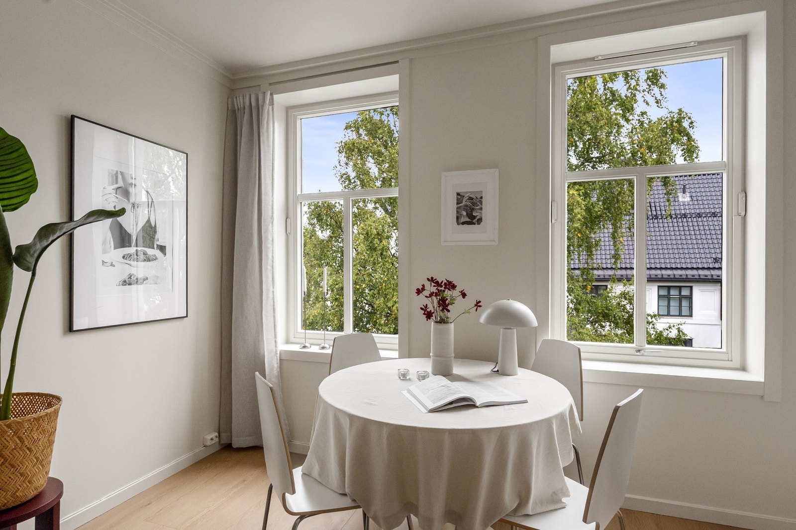 Boligen ligger fint til, å vender i sin helhet ut mot bakgården Galleribilde