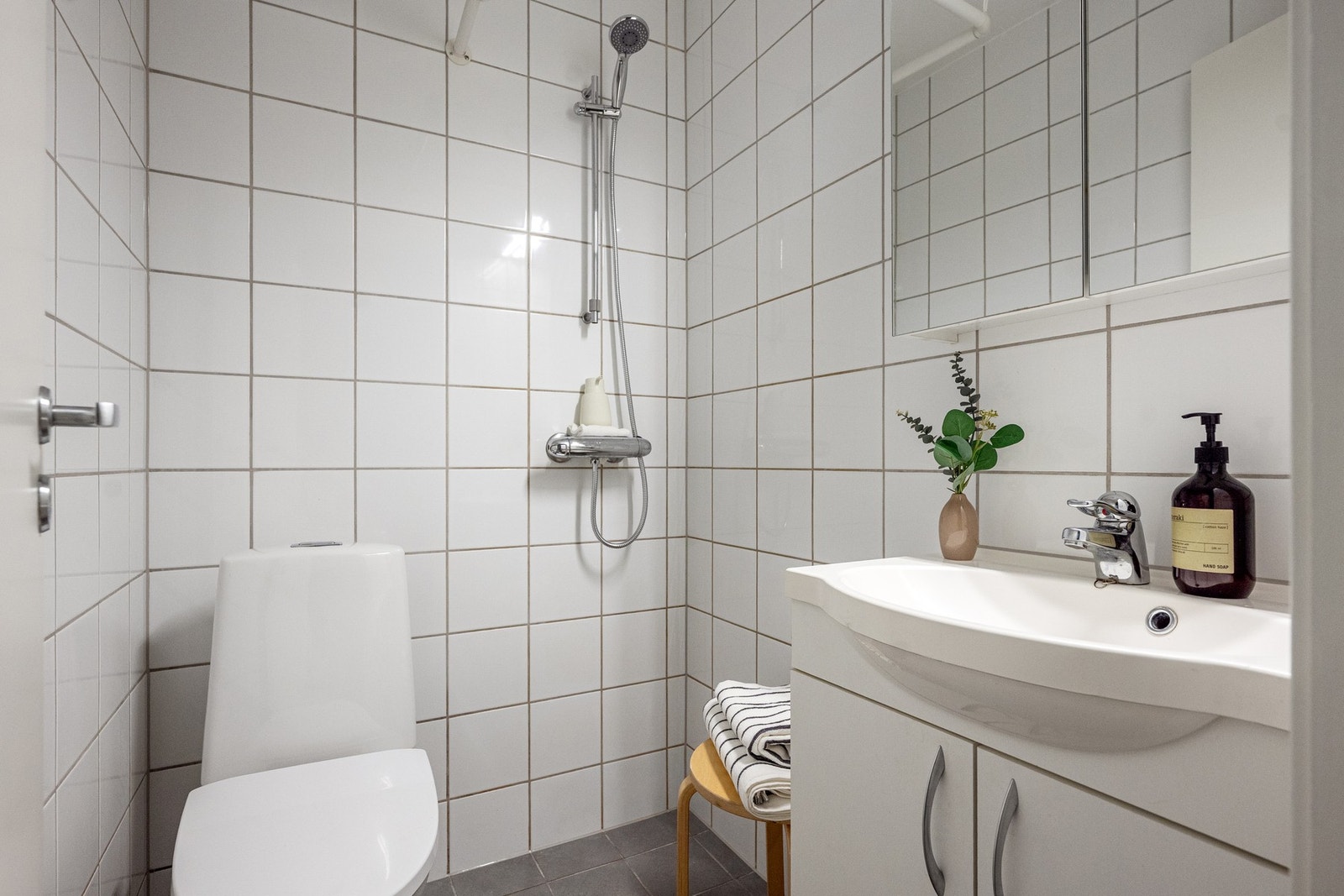 Bad fra ca. 2012 med enkel innredning, det er felles vaskekjeller i bygget Galleribilde