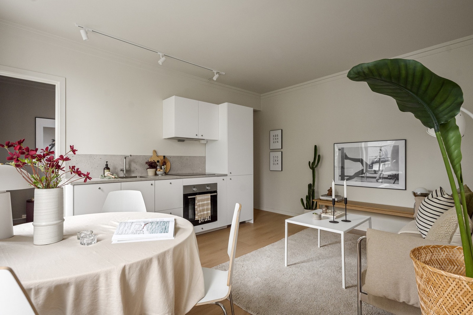 Rommet har plass til sofagruppe og spisebord Galleribilde