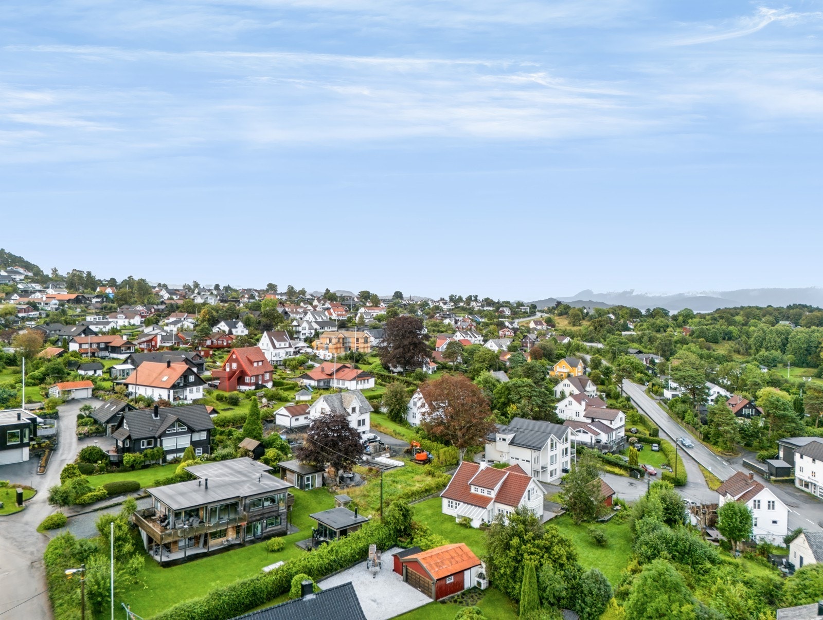 Eiendommen har en attraktiv og familievennlig beliggenhet med kort avstand til et godt utvalg av daglige fasiliteter. Galleribilde