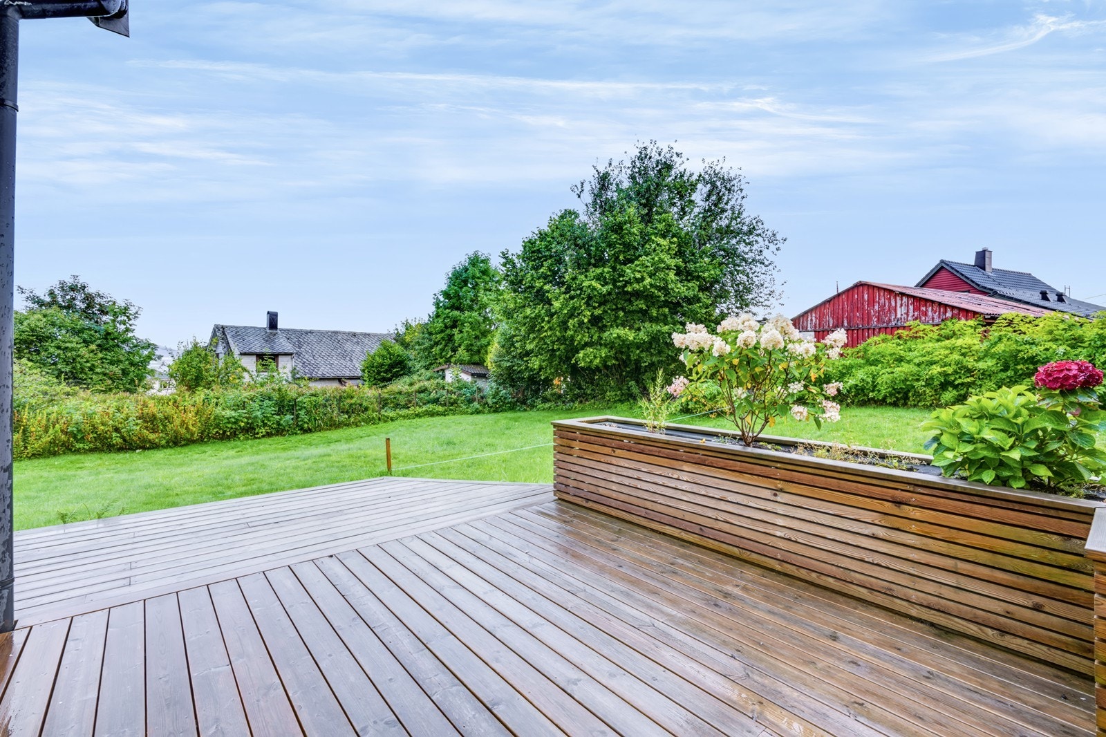 Det er også etablert terrasse rundt deler av boligen, med gode muligheter for uteopphold. Galleribilde