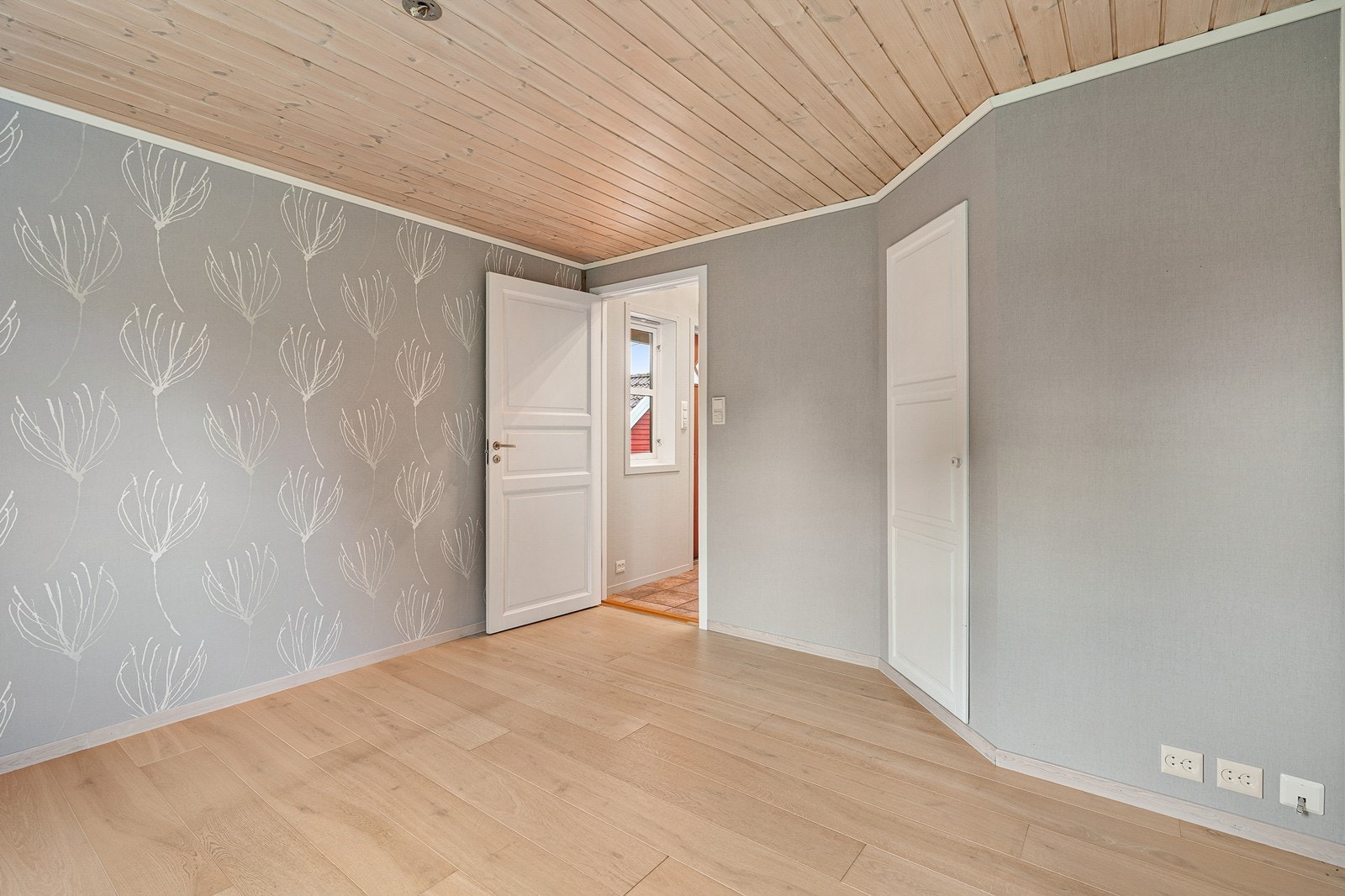 Fra stuen er det dør inn til tv-stuen som også har forbindelse til gang Galleribilde