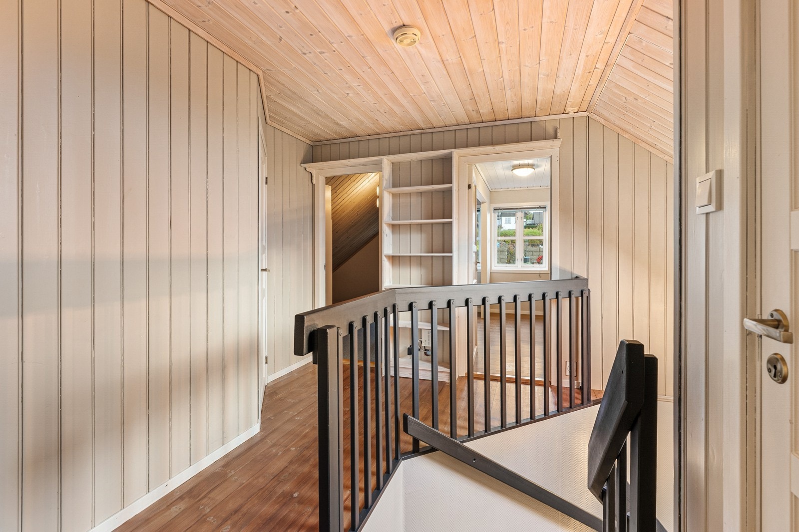 2. etasjen inneholder gang, bad, bod og fire soverom Galleribilde