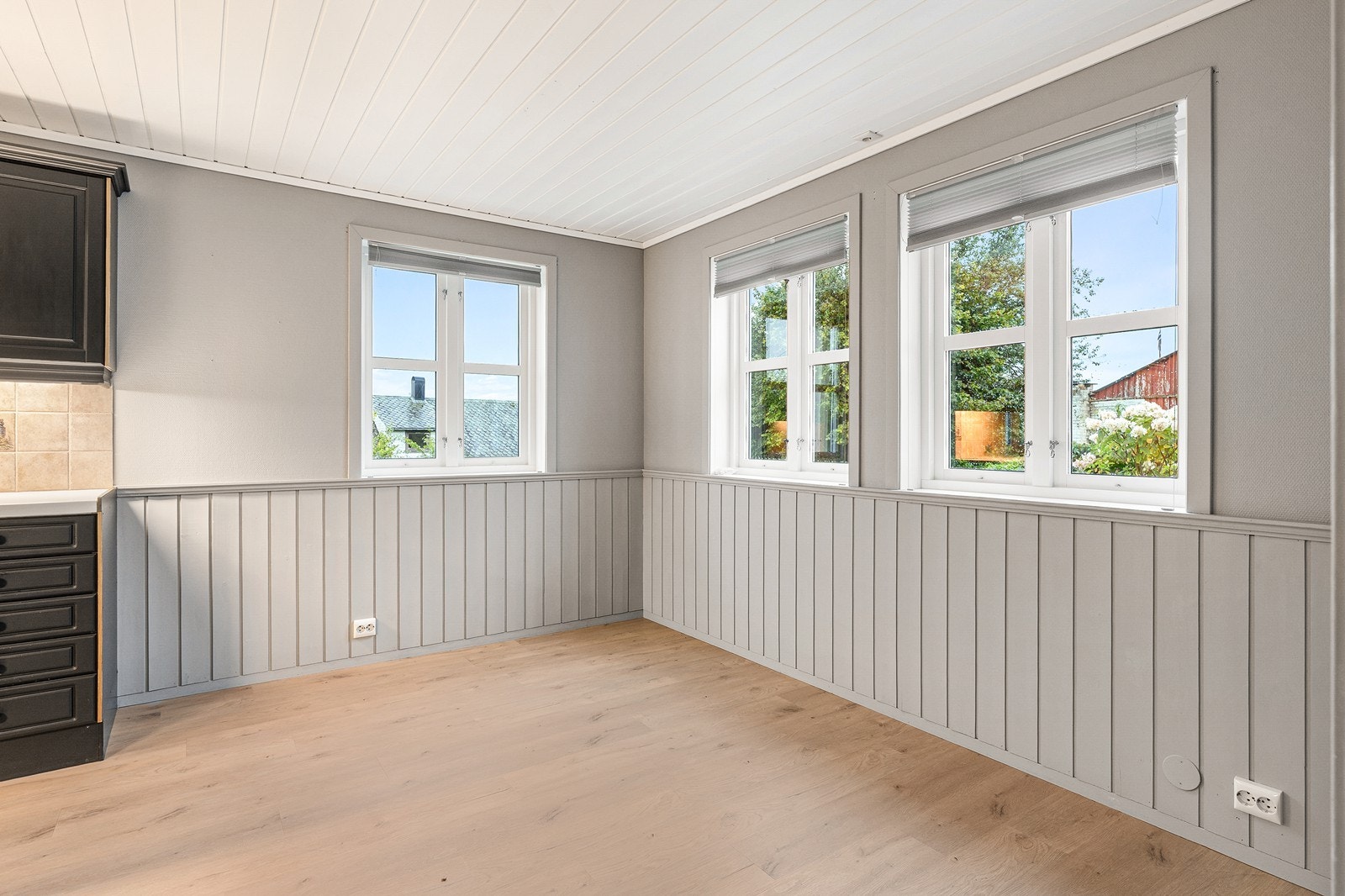 Kjøkkenet er romslig med plass til spisebord ved vinduene Galleribilde