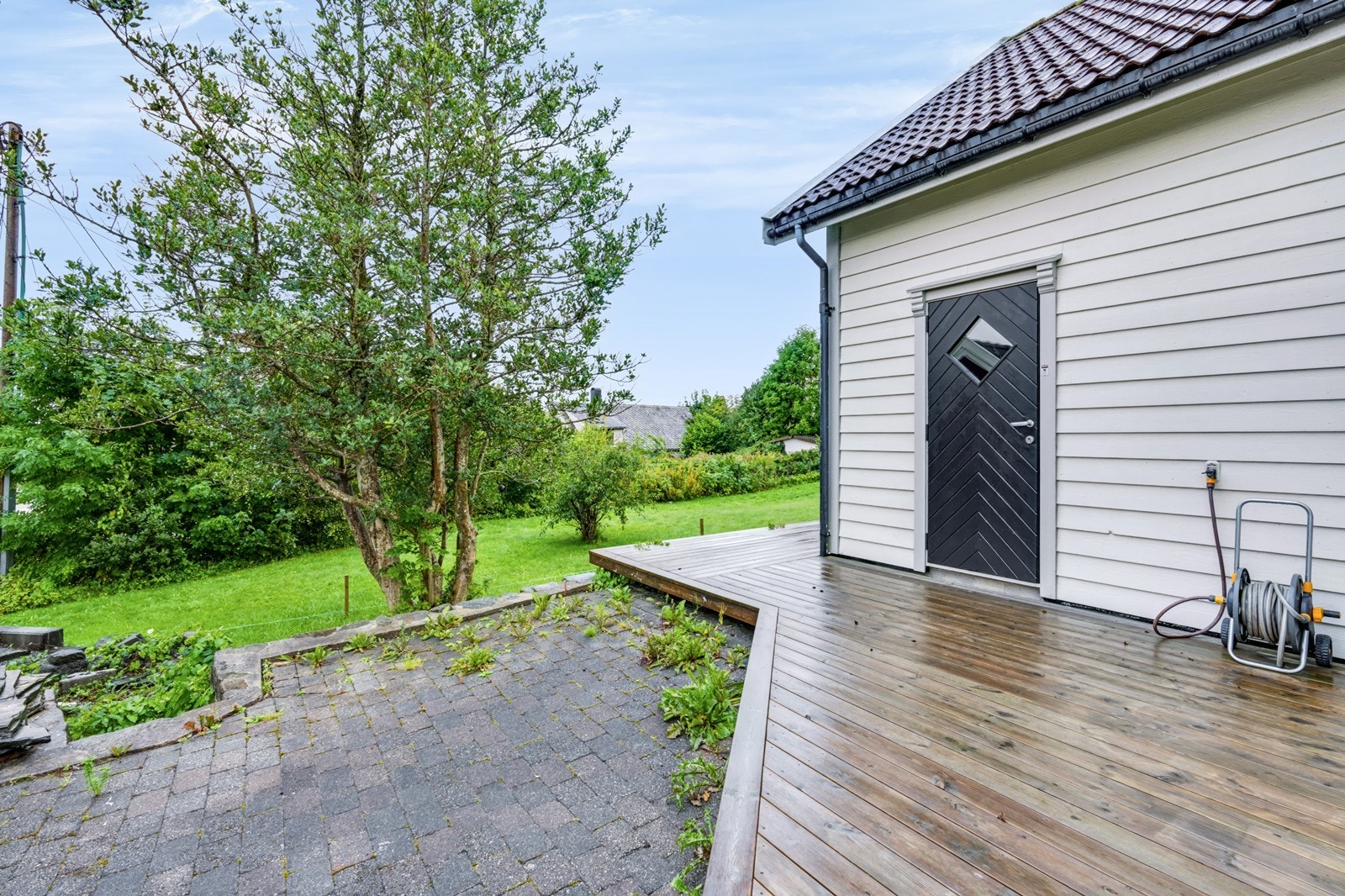 Ved inngangspartiet er det opparbeidet terrasse og areal med belegningsstein. Galleribilde