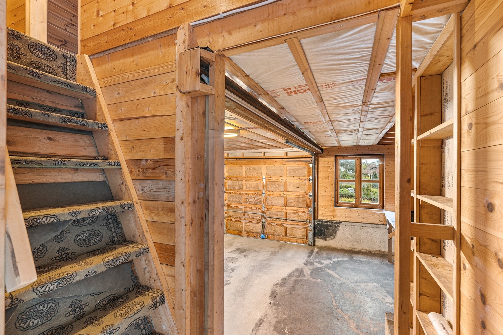 Garasjen er målt til 27 m² og har god plass til oppbevaring. Galleribilde