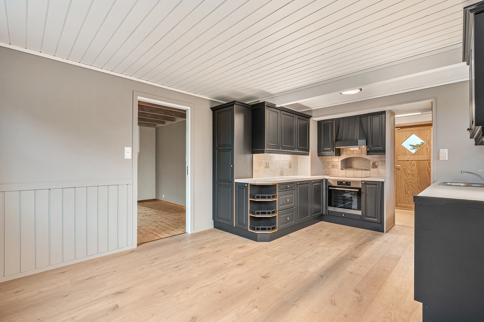 Innredningen har svarte profilerte fronter og laminert benkeplate. Galleribilde