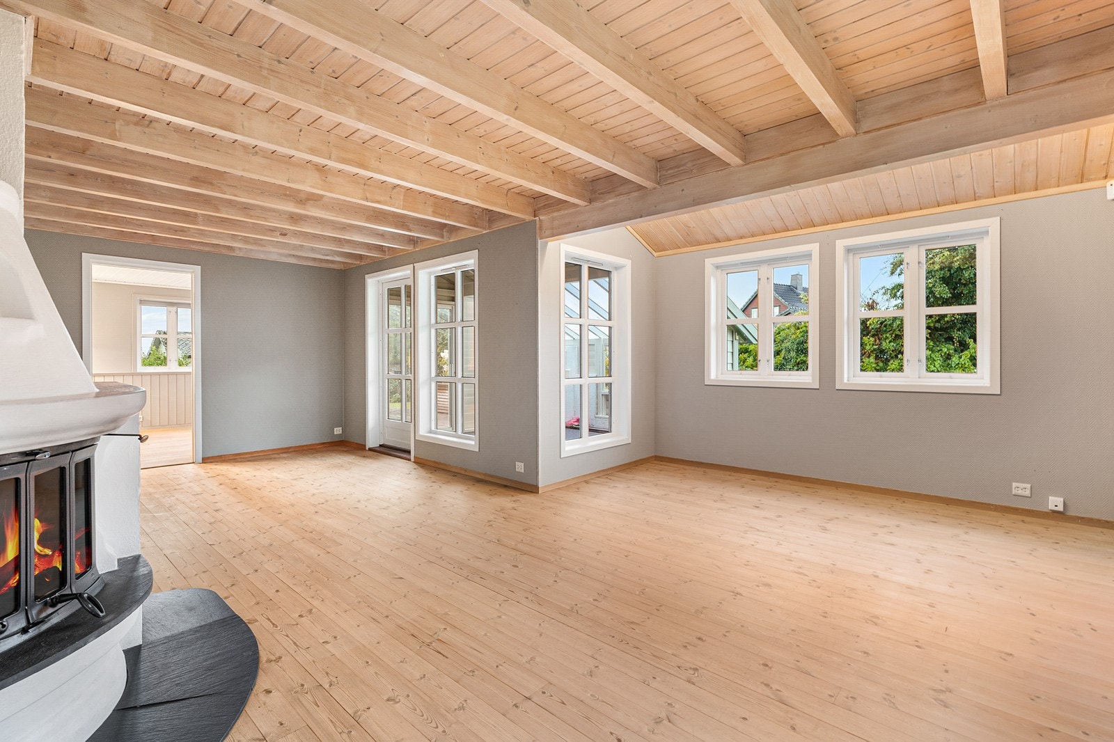 Stuen er romslig og har en peis som gir et hyggelig preg til rommet. Galleribilde