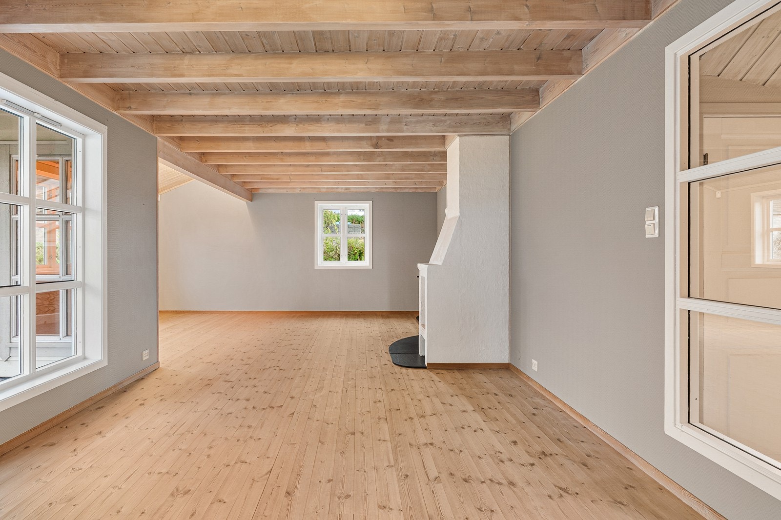 Stuen er romslig og har gode muligheter for innredning med både sofagruppe og spiseplass. Galleribilde