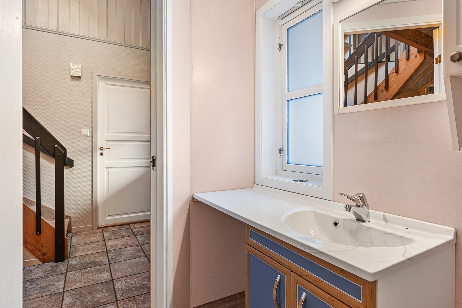 Badet i 1. etasje har tilkomst fra gangen Galleribilde