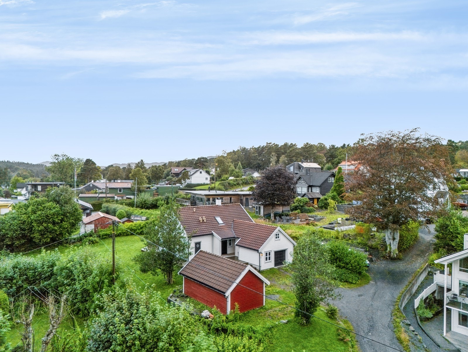 Fra eiendommen er det ca. 15 minutters gange til Leirvik sentrum, hvor du finner et bredt utvalg av butikker, caféer, restauranter, servicetilbud og Thon senter Stord med et variert handels- og servicetilbud. Galleribilde