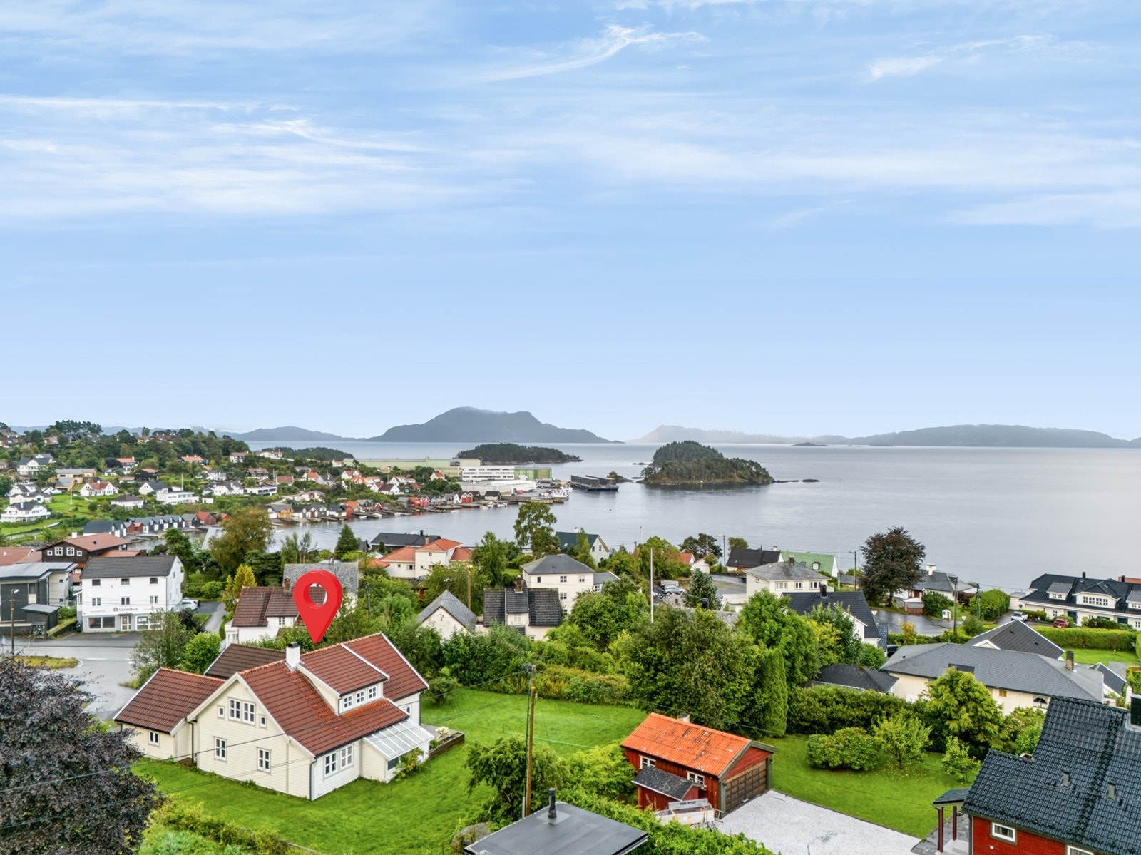 En flott enebolig oppført i 1992, beliggende på en fin selveiertomt på ca. 800 m². Galleribilde