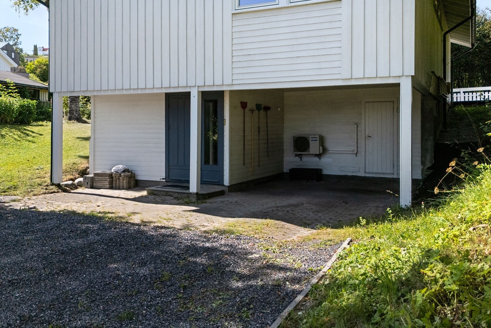 Inngangsparti og carport med adkomst til bod. Galleribilde