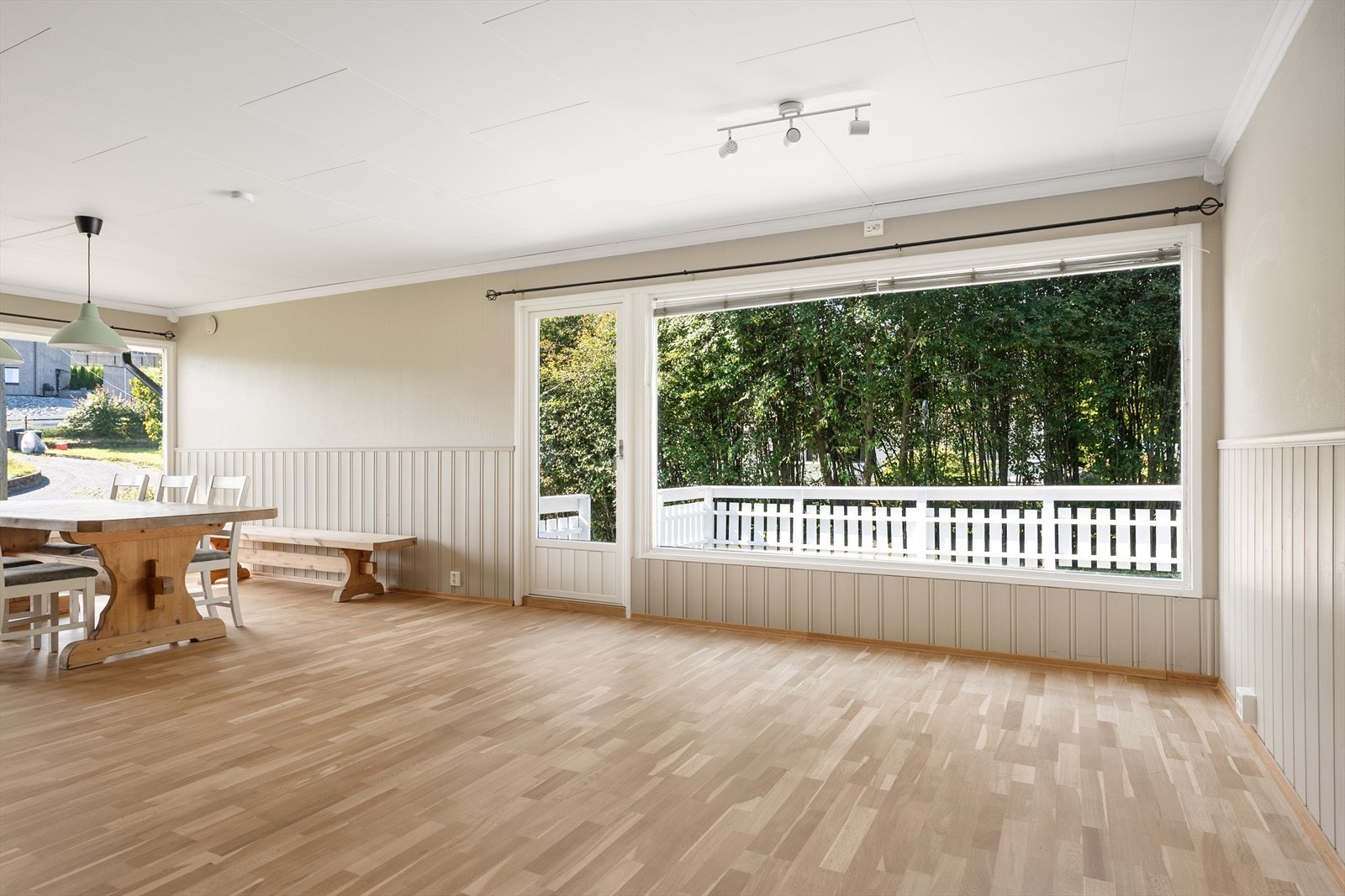 Godt innlys fra de store vindusflatene, utgang til romslig terrasse. Galleribilde