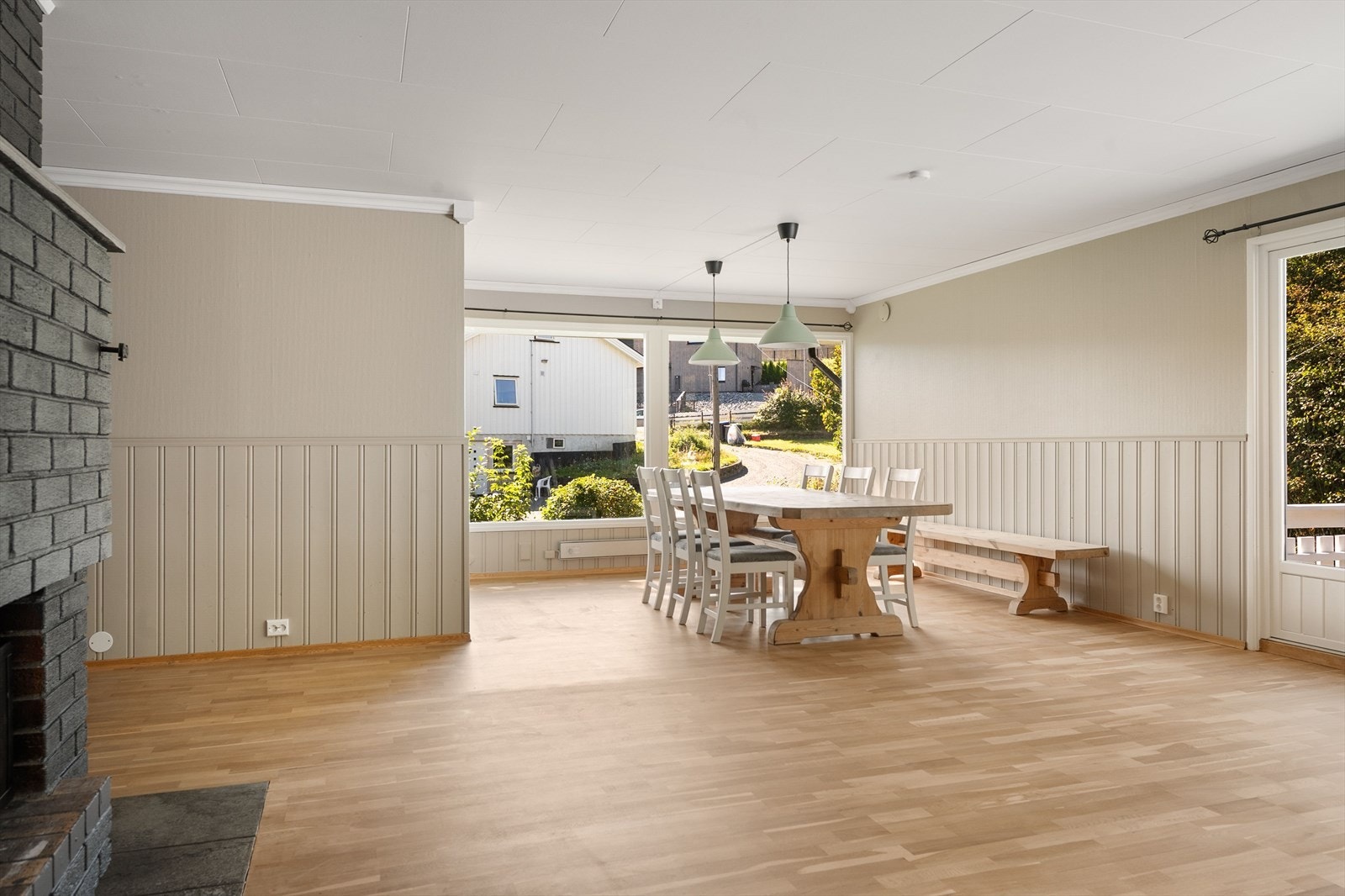 Det er godt innlys fra de store vindusflatene i to himmelretninger. Galleribilde