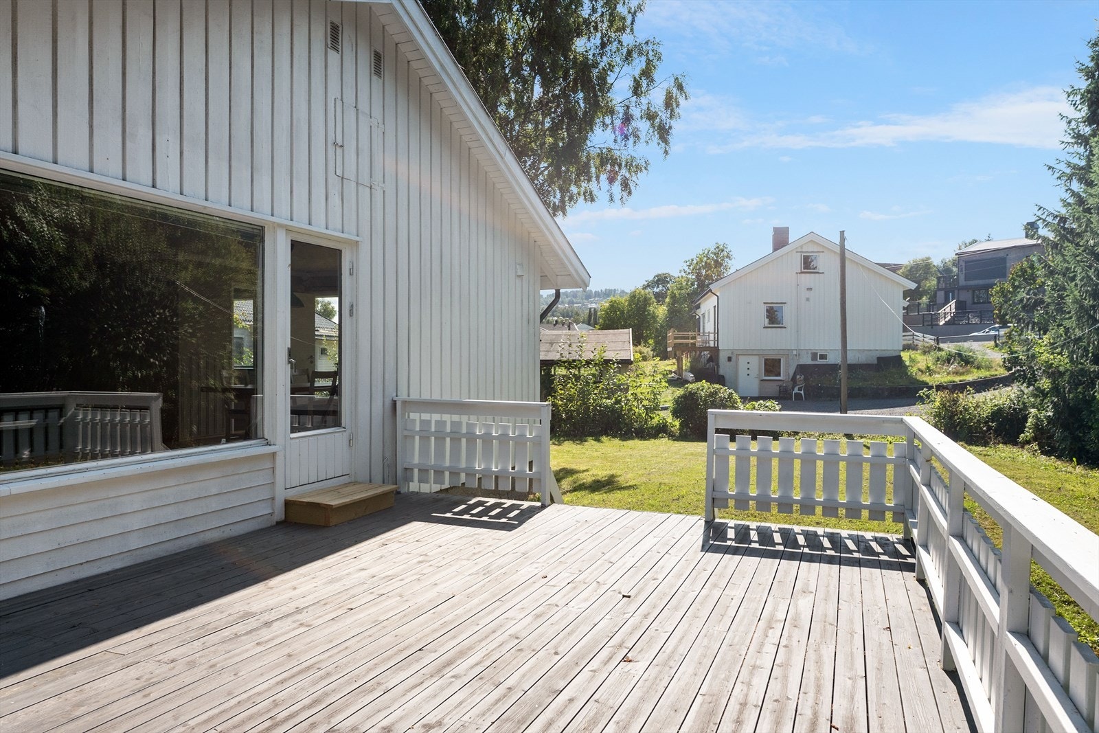 Nedgang til hagen via trapp. Galleribilde