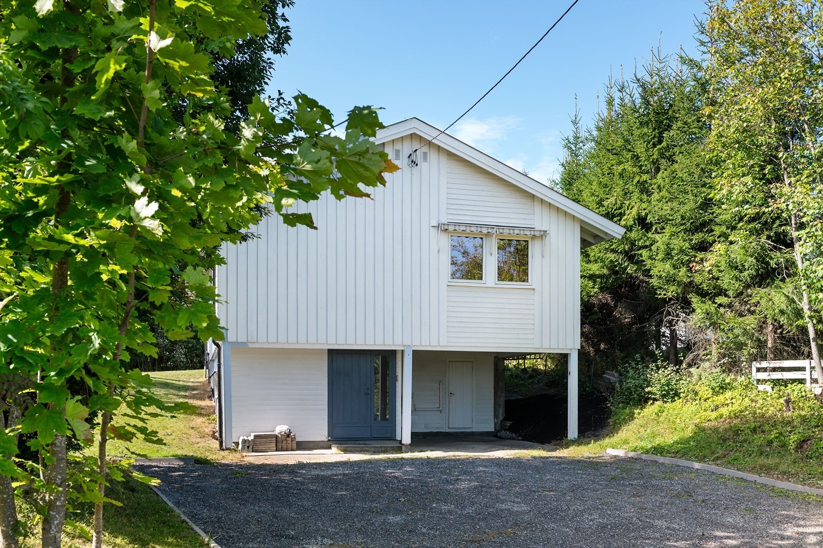 Gruset gårdsplass med adkomst til carport. Galleribilde