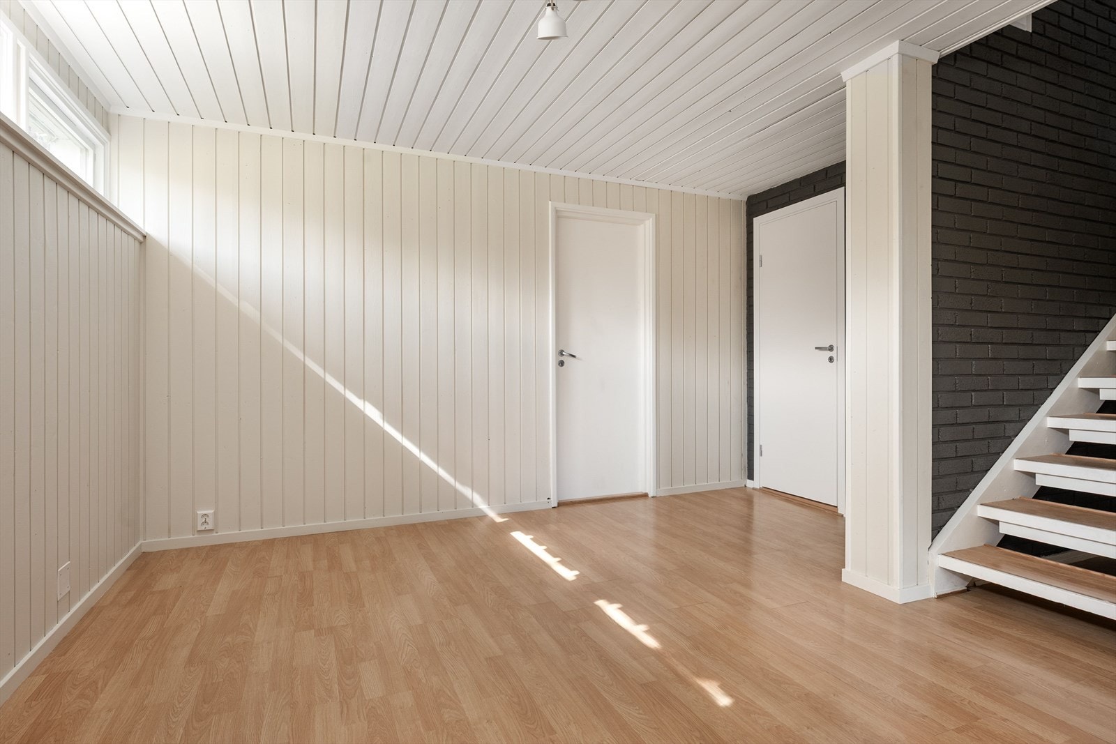 Hall med adkomst til soverom og bad. Galleribilde