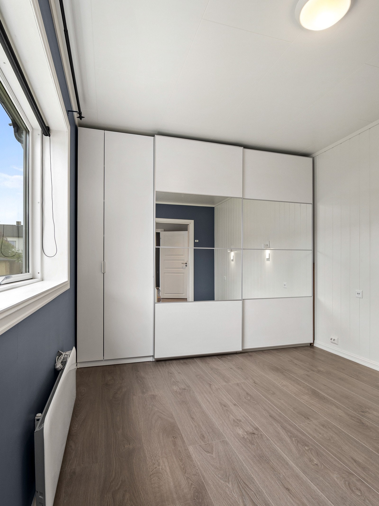 Det er god plass til stor seng i hovedsoverommet, og det er stor garderobeløsning Galleribilde