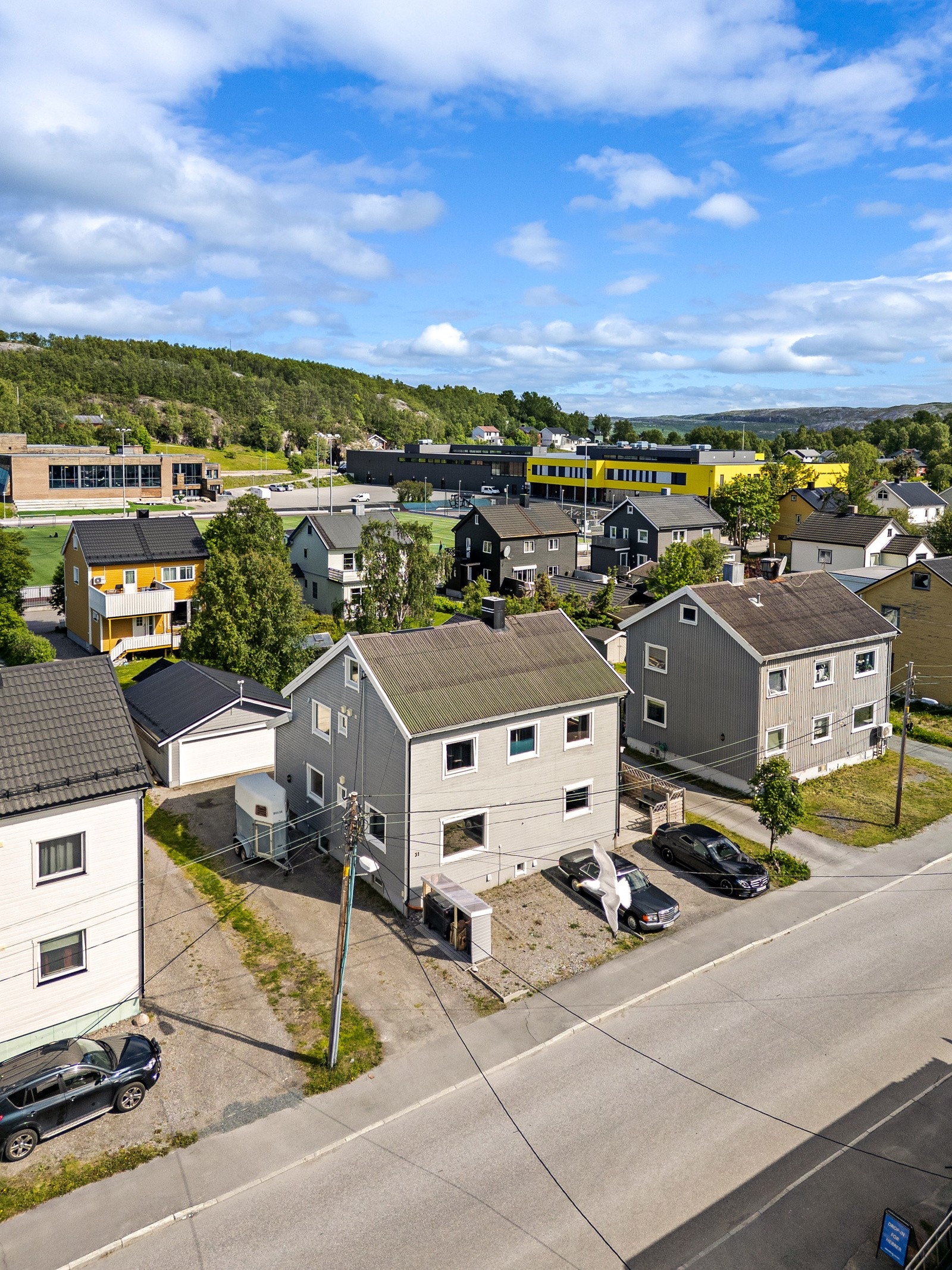 Det er kort vei til barneskole, idrettsanlegg og Barentsbadet Galleribilde