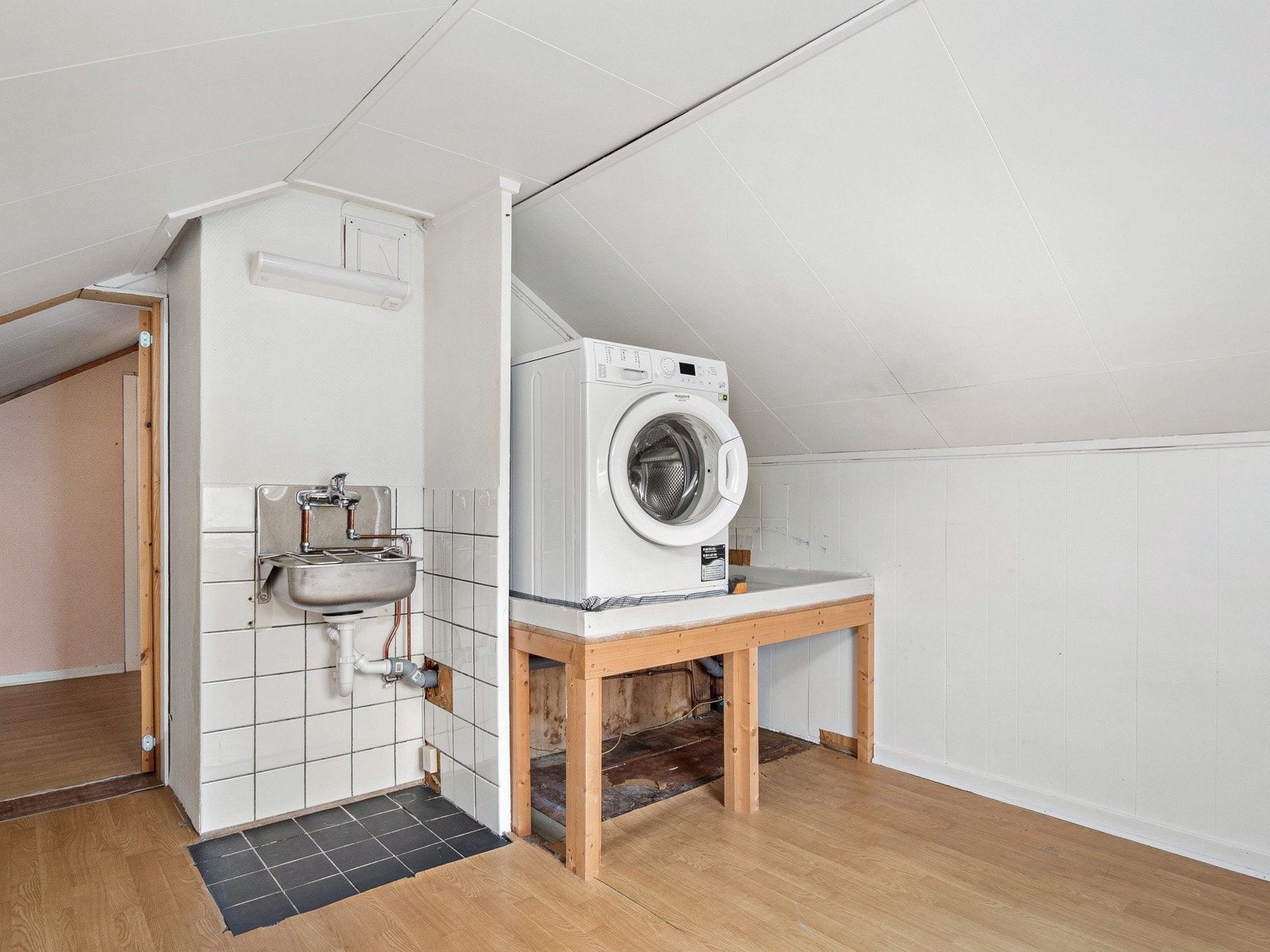 I toppetasjen er det to disponible rom Galleribilde