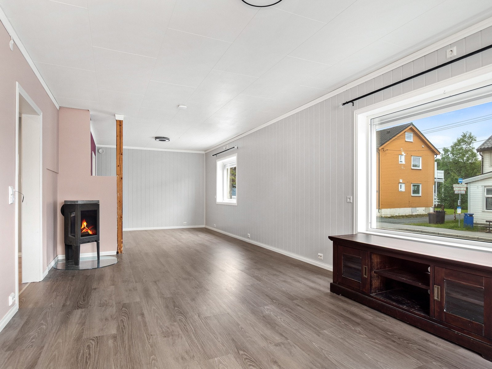 Det er store vindusflater som slipper inn mye lys i stuen Galleribilde