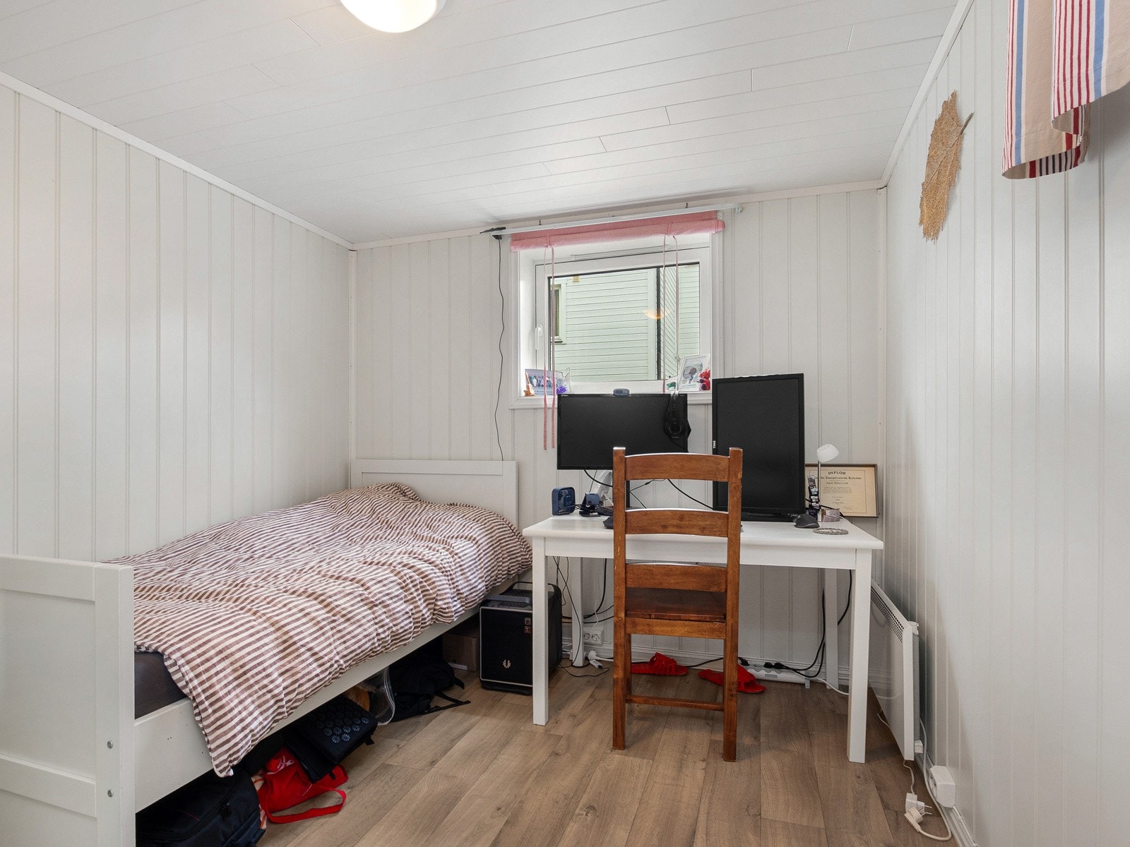 Soverommet i hybelen har god plass til seng og skrivebord Galleribilde