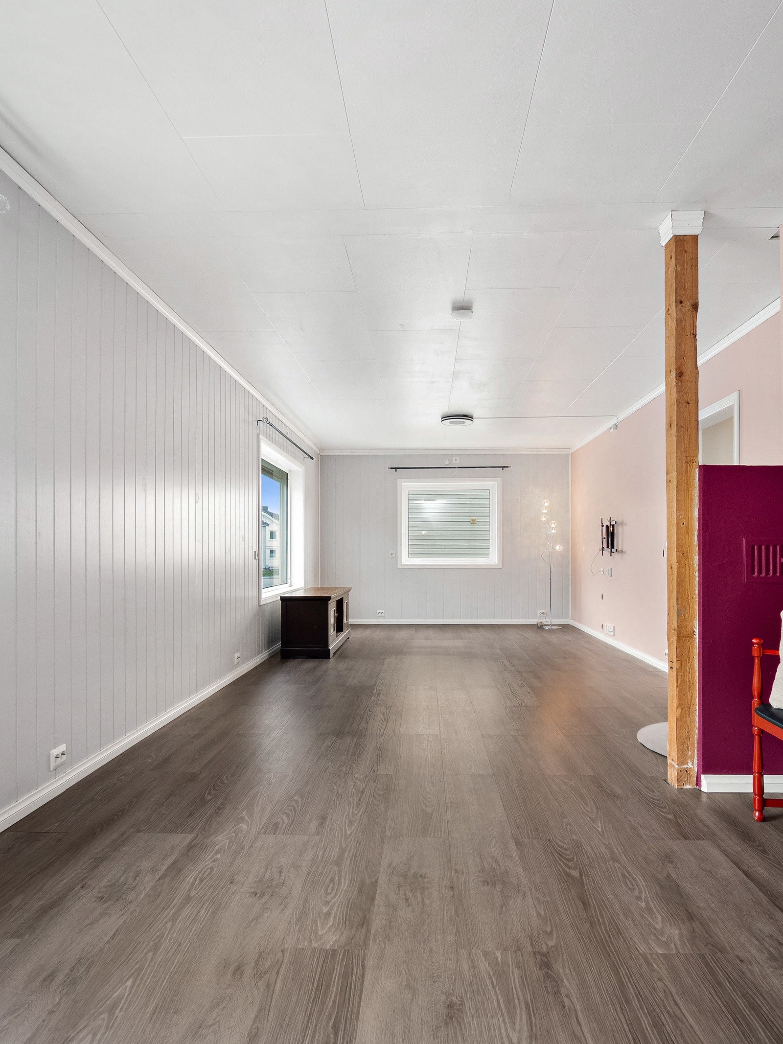 Stuen går i hele husets bredde og har gode muligheter for ulike møbleringsløsninger Galleribilde