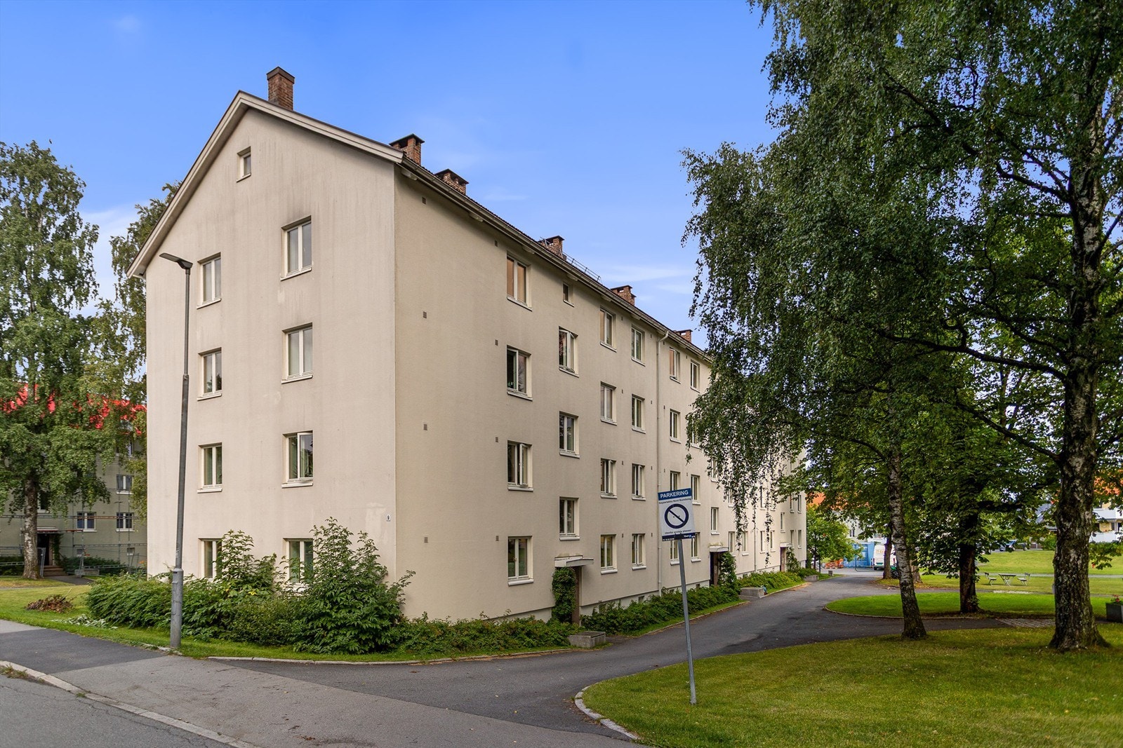 Velkommen til en lys og tiltalende topp- endelighet i 4. etasje i en av Keyserløkkas populære boligblokker. God lagringsplass i tre boder. Galleribilde