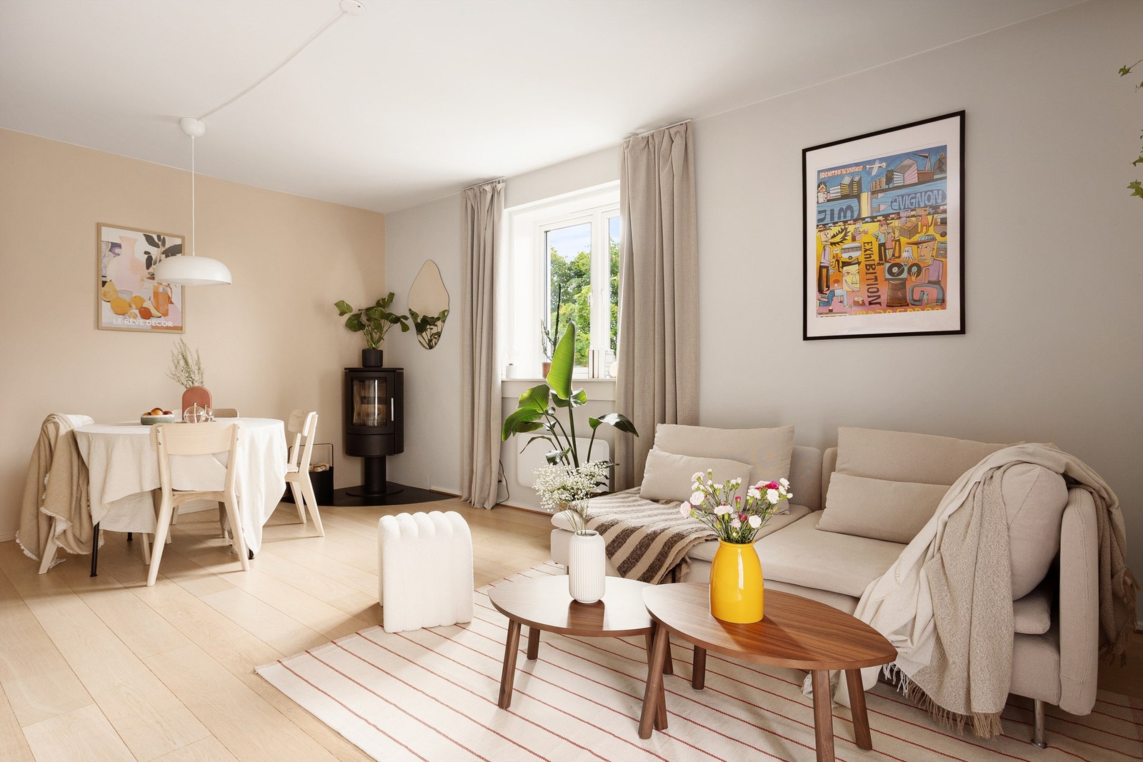 Stuen fremstår lys, luftig og romslig, med gode møbleringsmuligheter for både spisebord, sofagruppe og oppbevaringsløsninger. Galleribilde