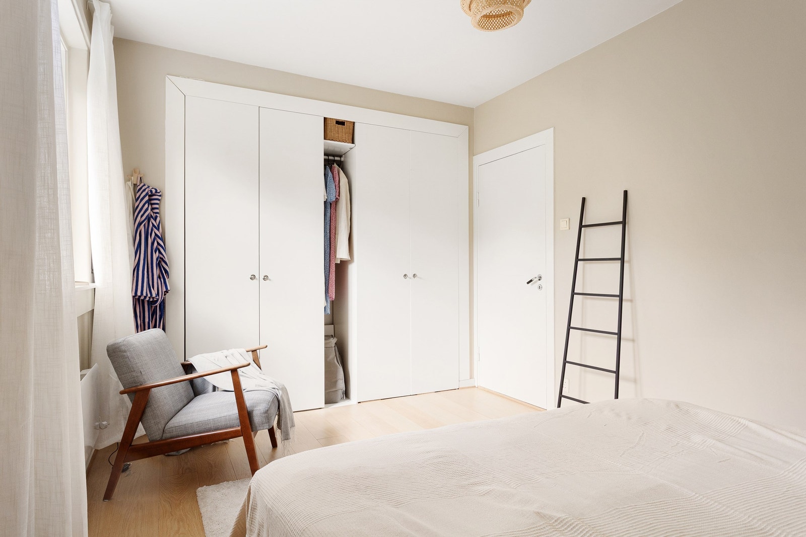 God oppbevaring i medfølgende garderobe. Galleribilde