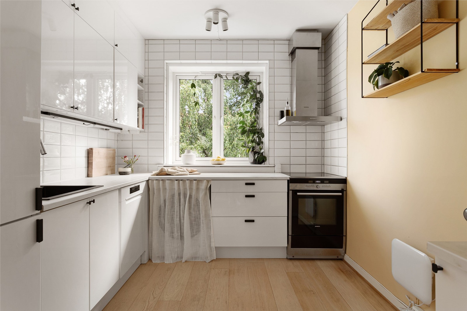 Innredningen fra Ikea består av hvite fronter kombinert med sorte håndtak, noe som gir et tidløst uttrykk. Galleribilde