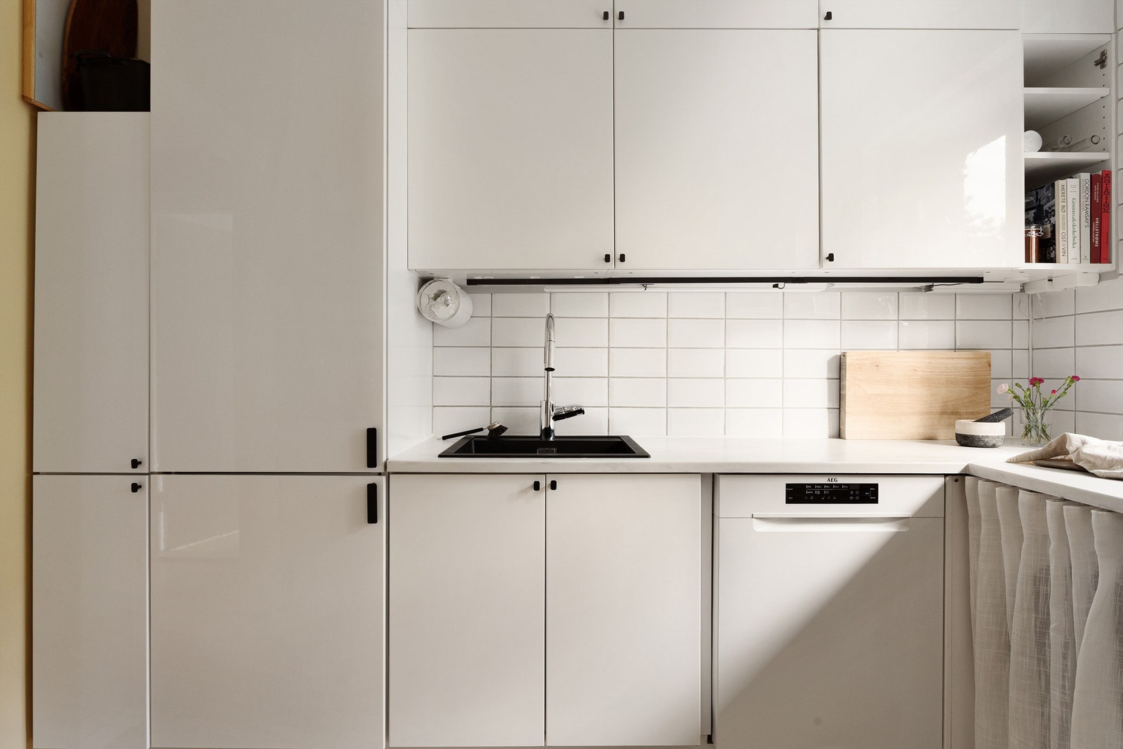 Benkeplaten er av laminat med nedfelt oppvaskkum. Galleribilde