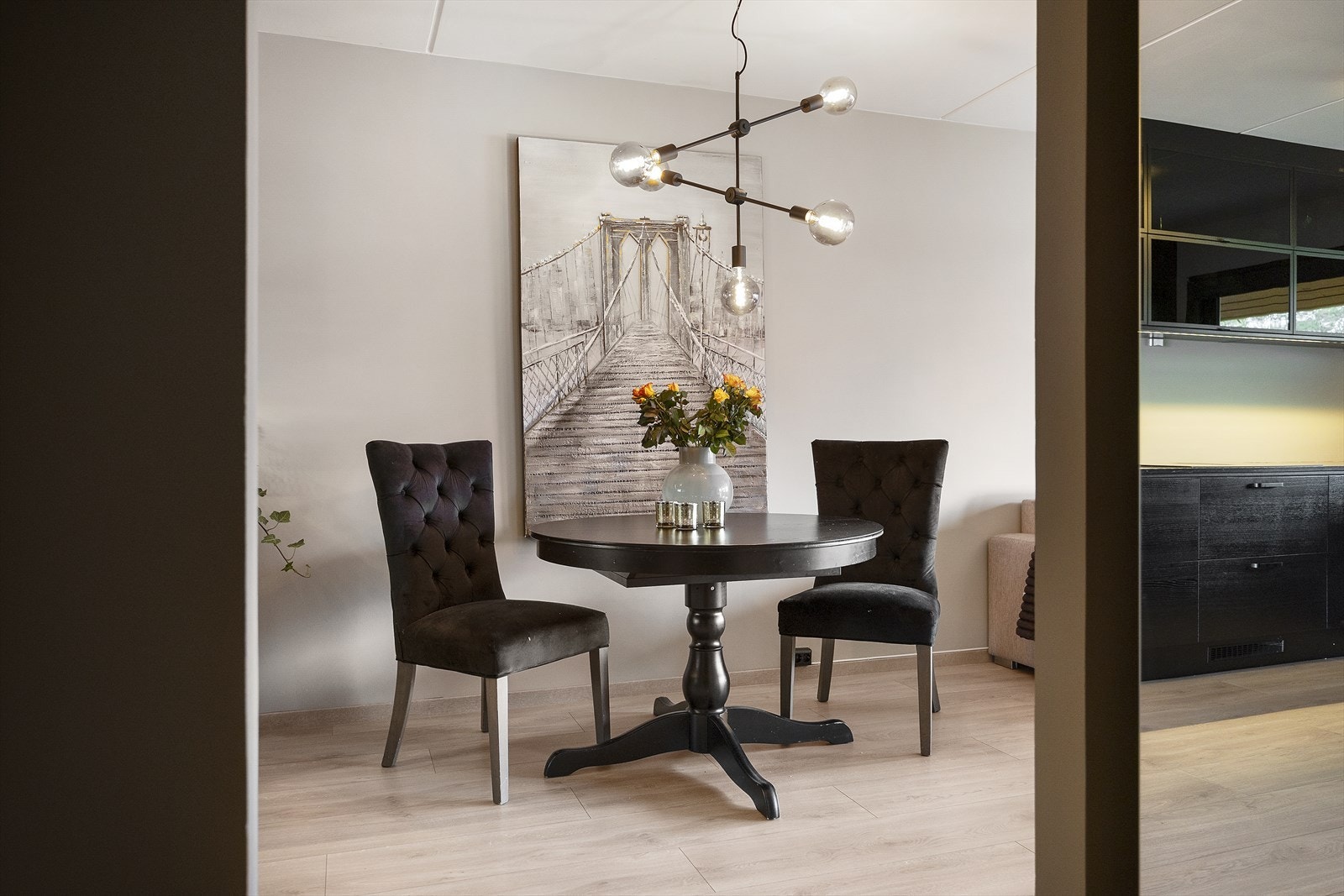 Her er det tilrettelagt for spisegruppe, med naturlig tilknytning til både kjøkken- og stuedelen. Galleribilde