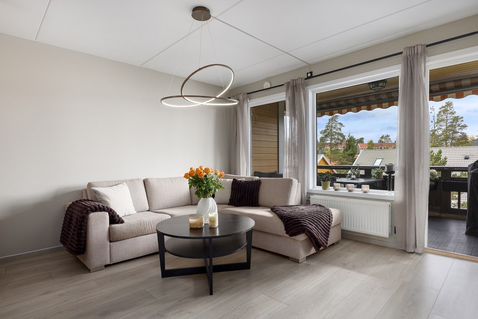 Plass til stor sofagruppe ved de store vindusflatene. Fra stuen er det direkte utgang til balkongen. Galleribilde