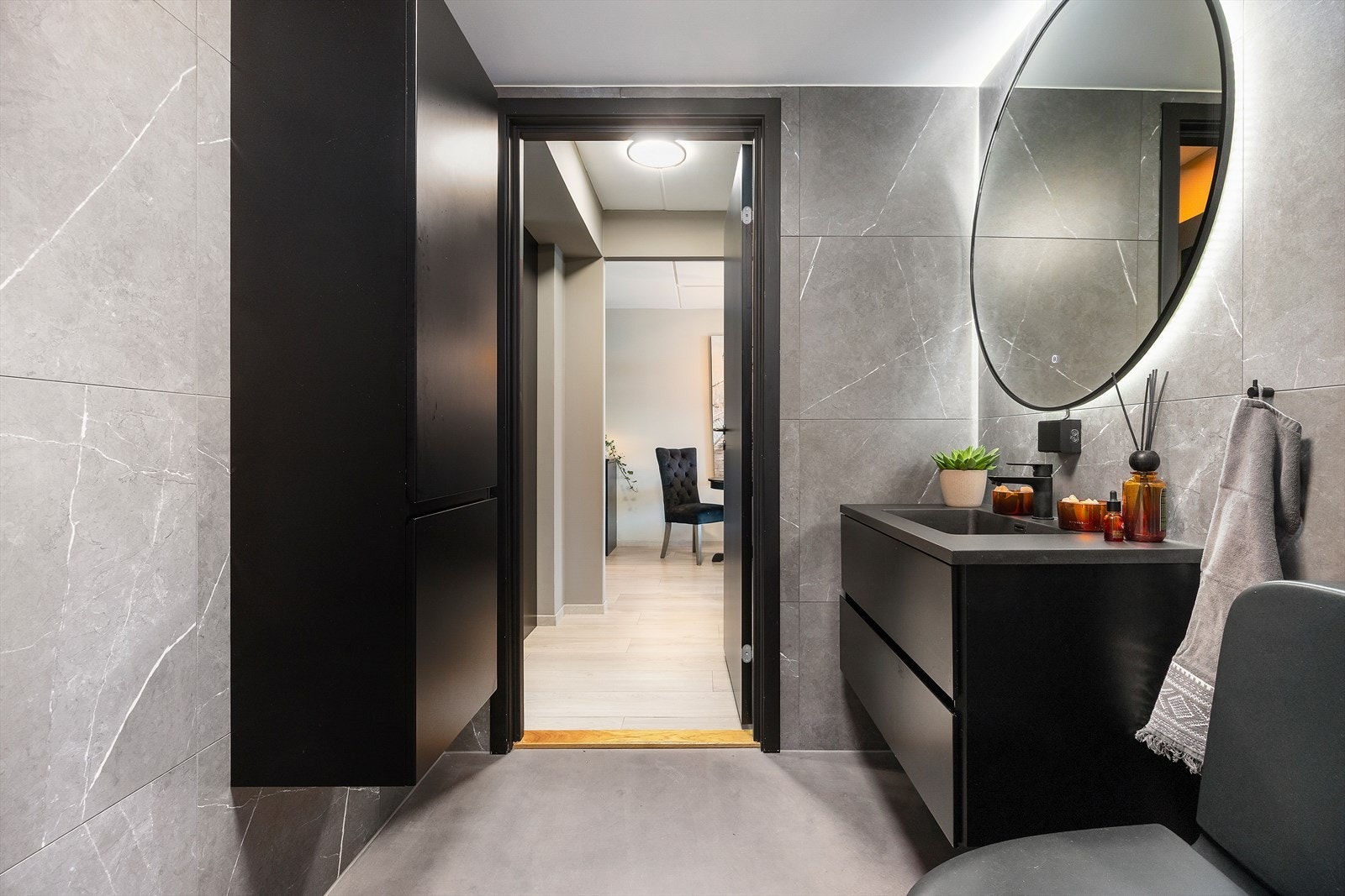 Romslig bad med dusjhjørne, baderomsinnredning og wc. Naturlig ventilasjon bidrar til et godt inneklima, og badet fremstår både funksjonelt og innbydende. Galleribilde