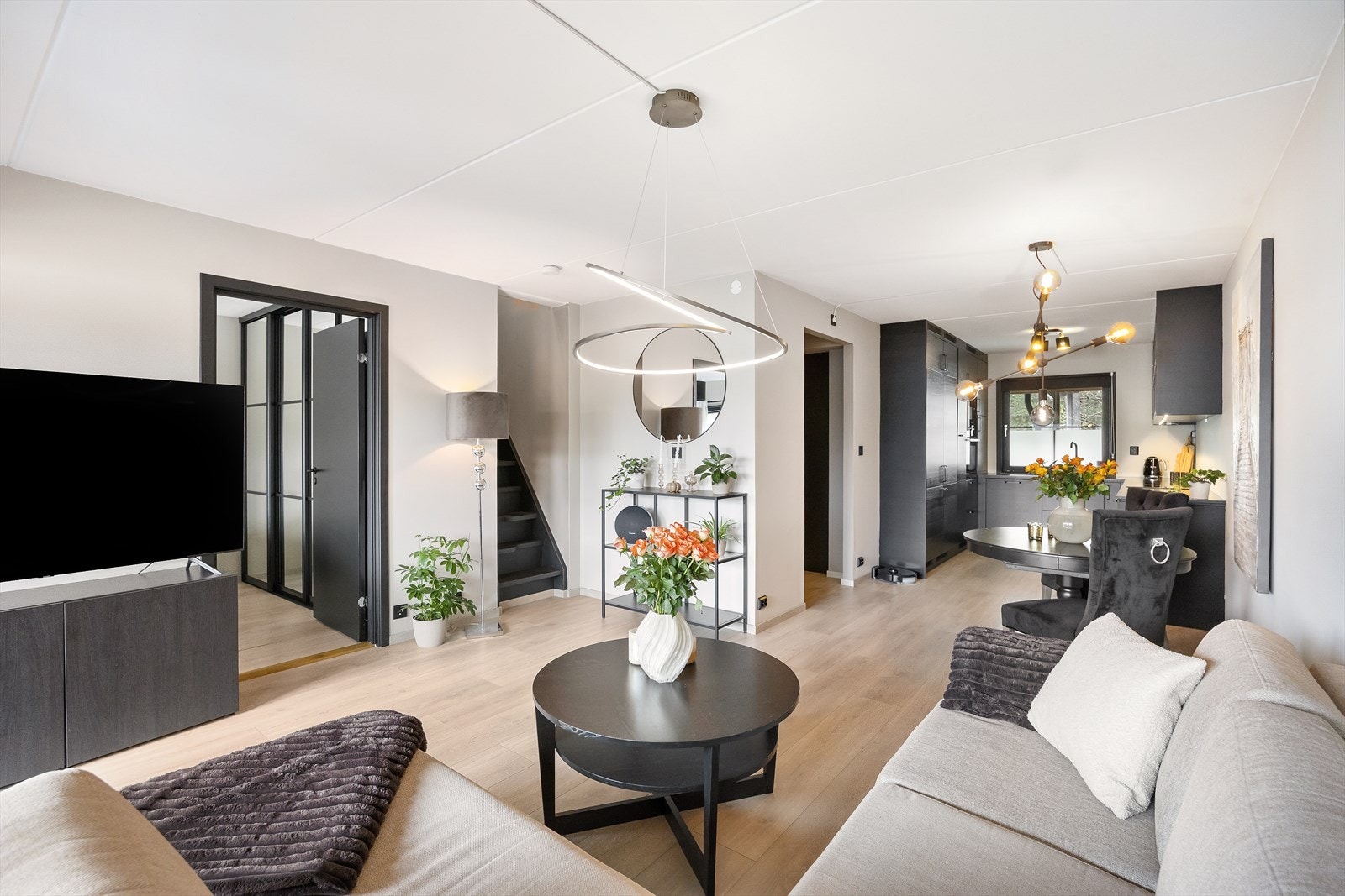 Åpen stue- og kjøkkenløsning gir en lys og romslig atmosfære med gode møbleringsmuligheter. Den sosiale planløsningen legger til rette for både hverdagsliv og hyggelige sammenkomster. Galleribilde