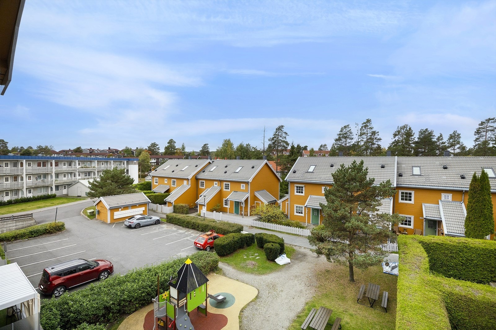 Nabolaget er pent opparbeidet med grønne fellesarealer og lekeområder for de minste. Galleribilde