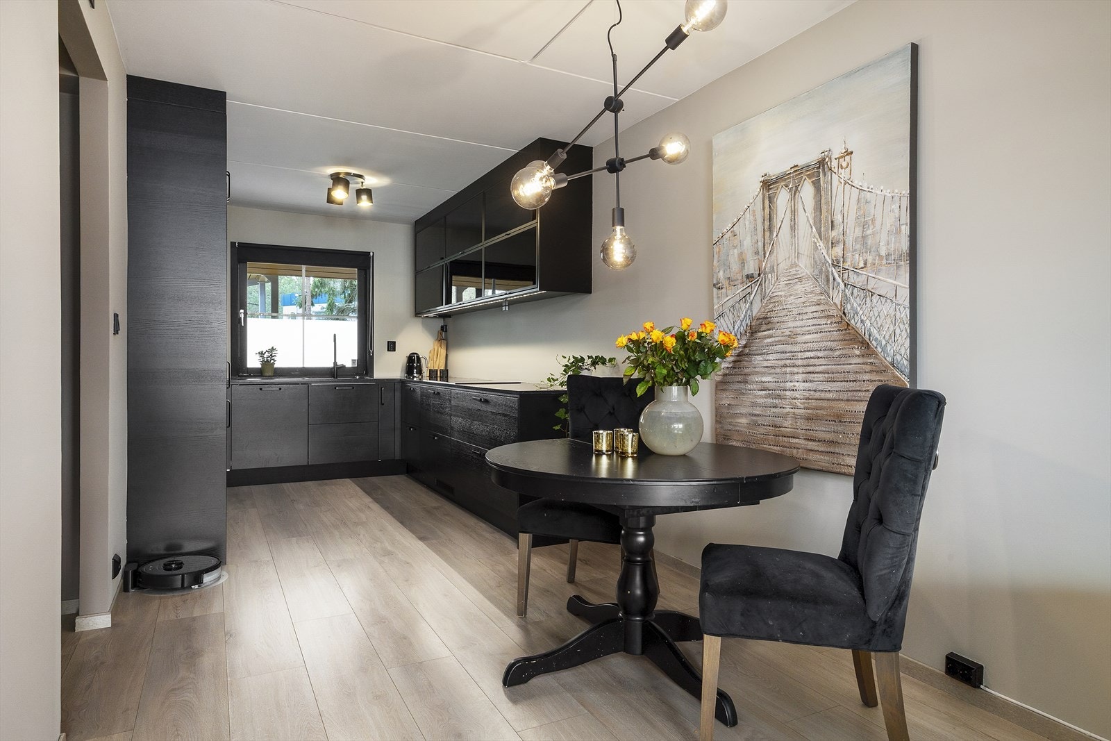 Kjøkkenet har en moderne innredning med tre imiterte fronter og laminert benkeplate - perfekt for deg som ønsker et praktisk og stilrent rom. Galleribilde