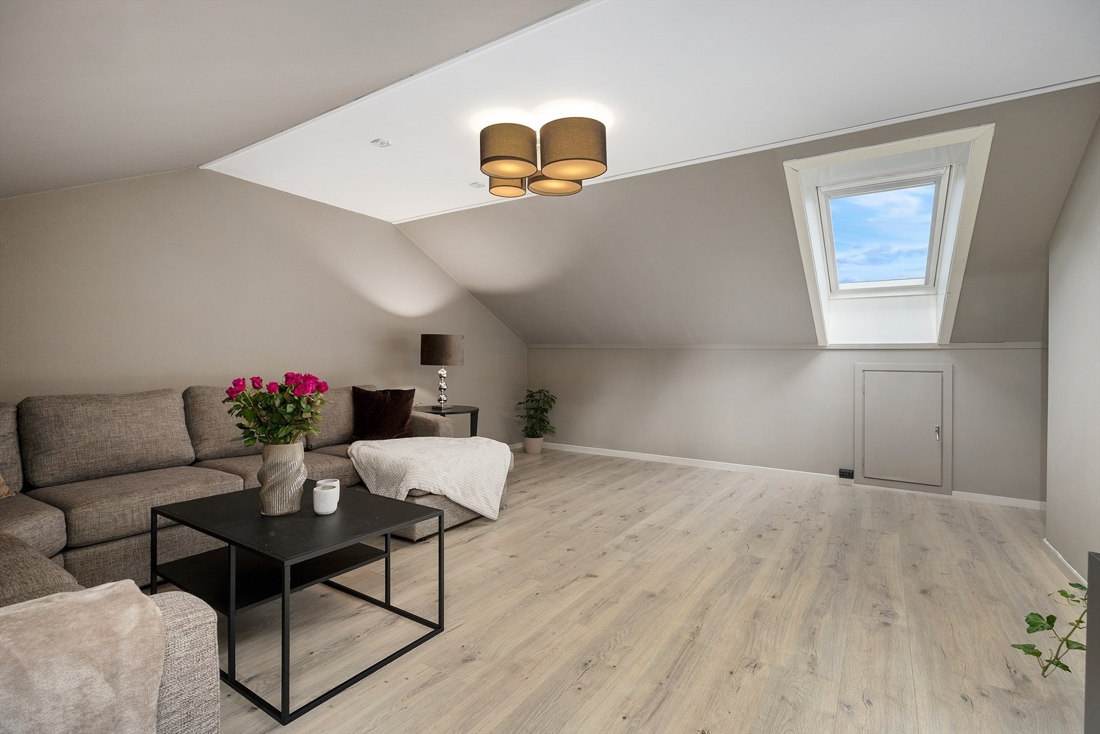Rommet byr på god plass og fleksible møbleringsmuligheter. Galleribilde