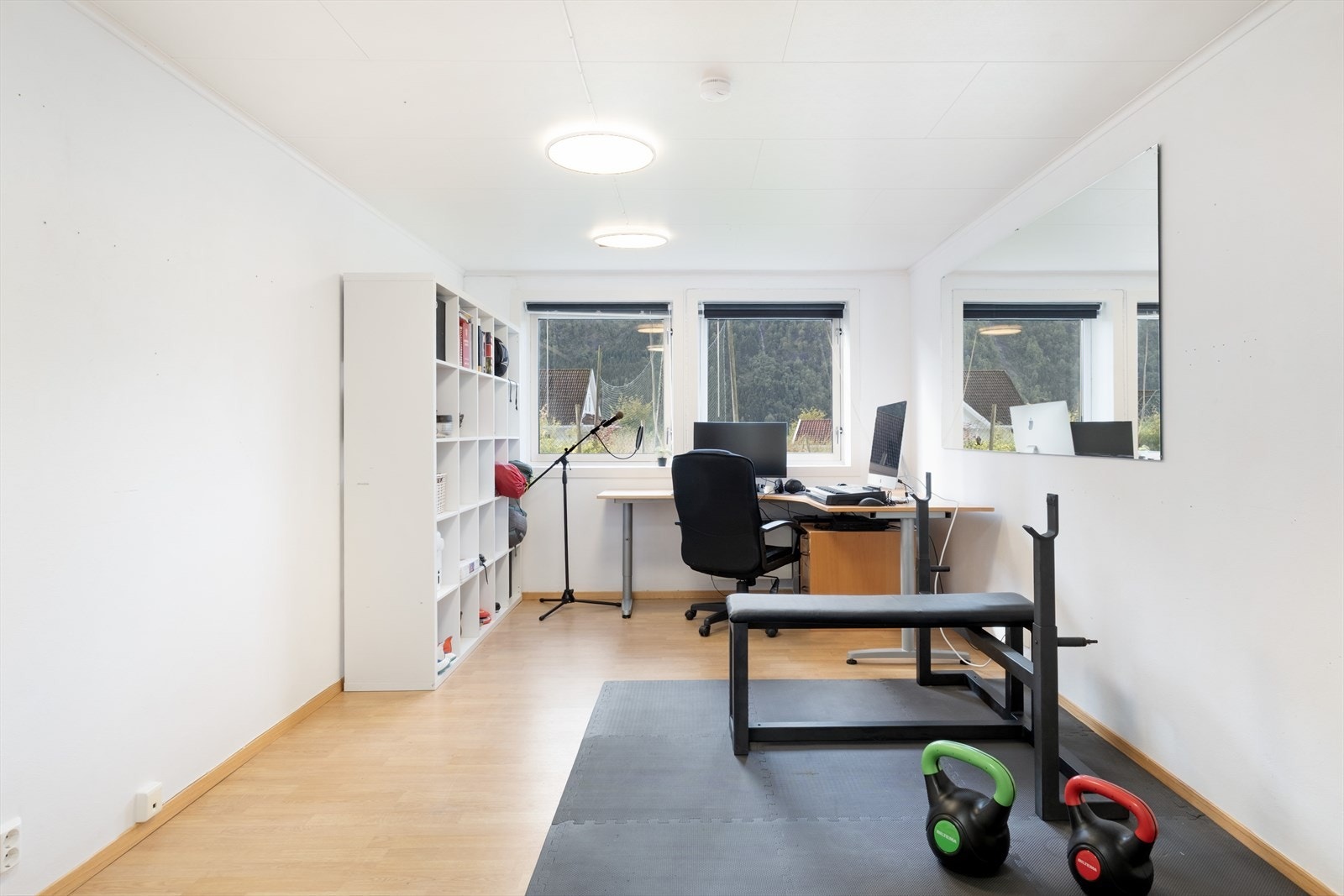 Soverommet er innreia som kontor i dag. Galleribilde