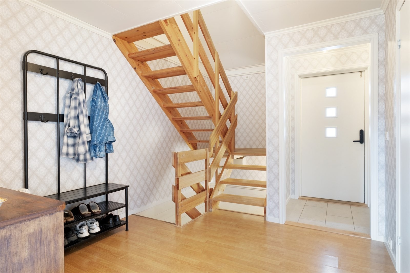 Frå gangarealet er det trapperom opp til loft og ned til underetg. Galleribilde