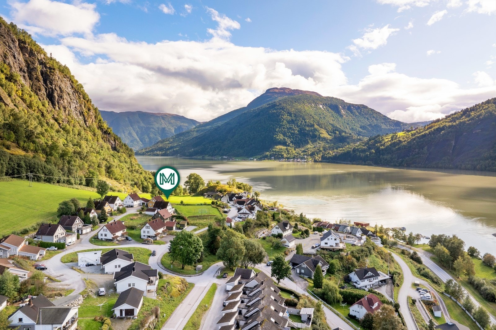 Frå eigedomen er det utsikt over Gaupne og over fjorden mot fjellet Molden. Galleribilde