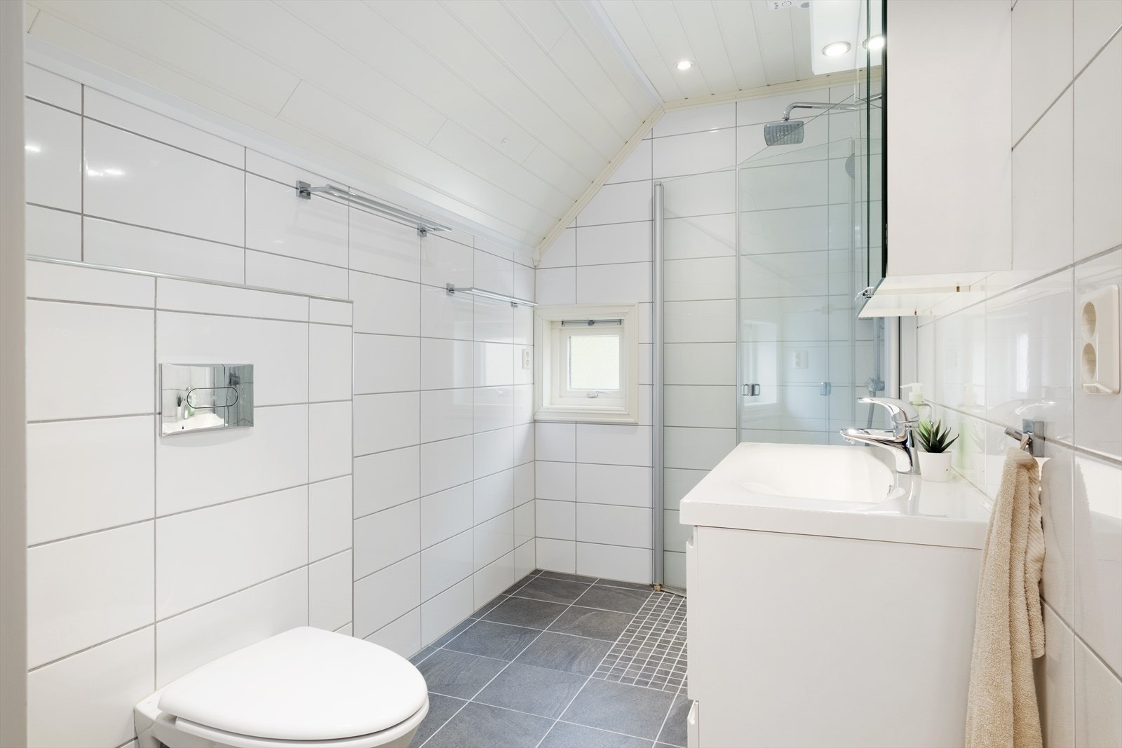 Badet på loftet blei renovert i 2014 med flis på golv og veggar. Det er også varmekabel i golv. Galleribilde