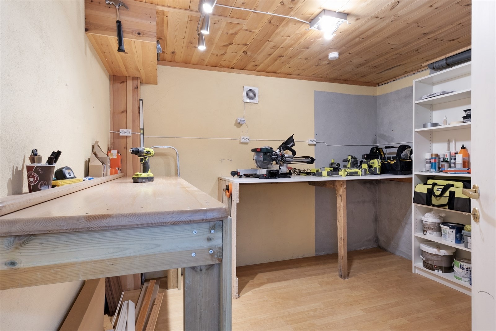 Frå soverom er tilkomst inn til praktisk bod med god lagringsplass. Galleribilde