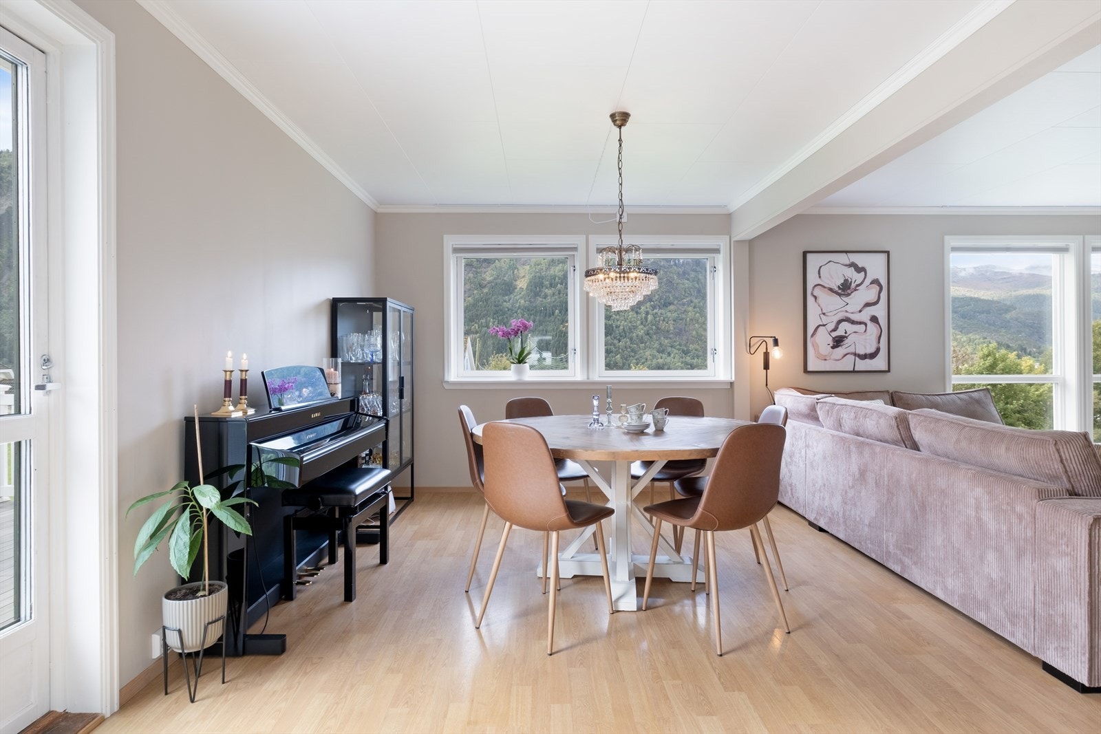 Stova får gode lysforhald via dei store vindaugsflatene. Det er også direkte tilkomst ut til romsleg terrasse. Galleribilde