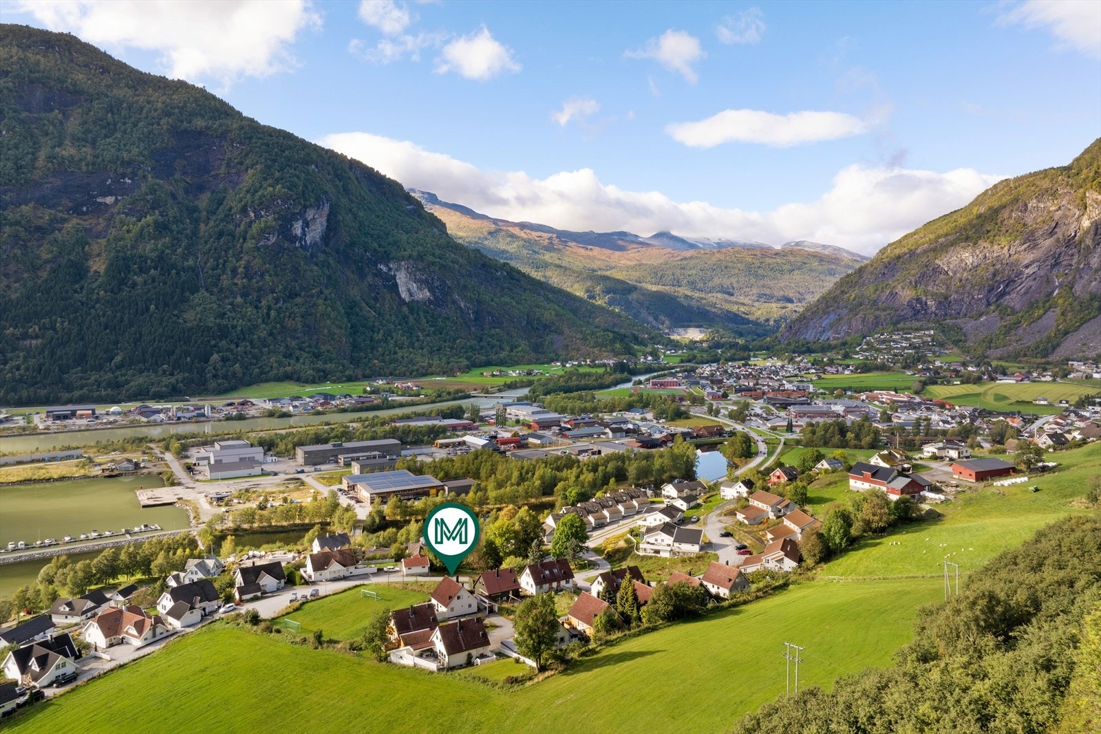Her bur ein sentralt og samstundes med nærleik til naturen. Frå eigedomen er det gåavstand til Gaupne sentrum, barnehage, skule, idrettsanlegg og handelstilbod. Galleribilde