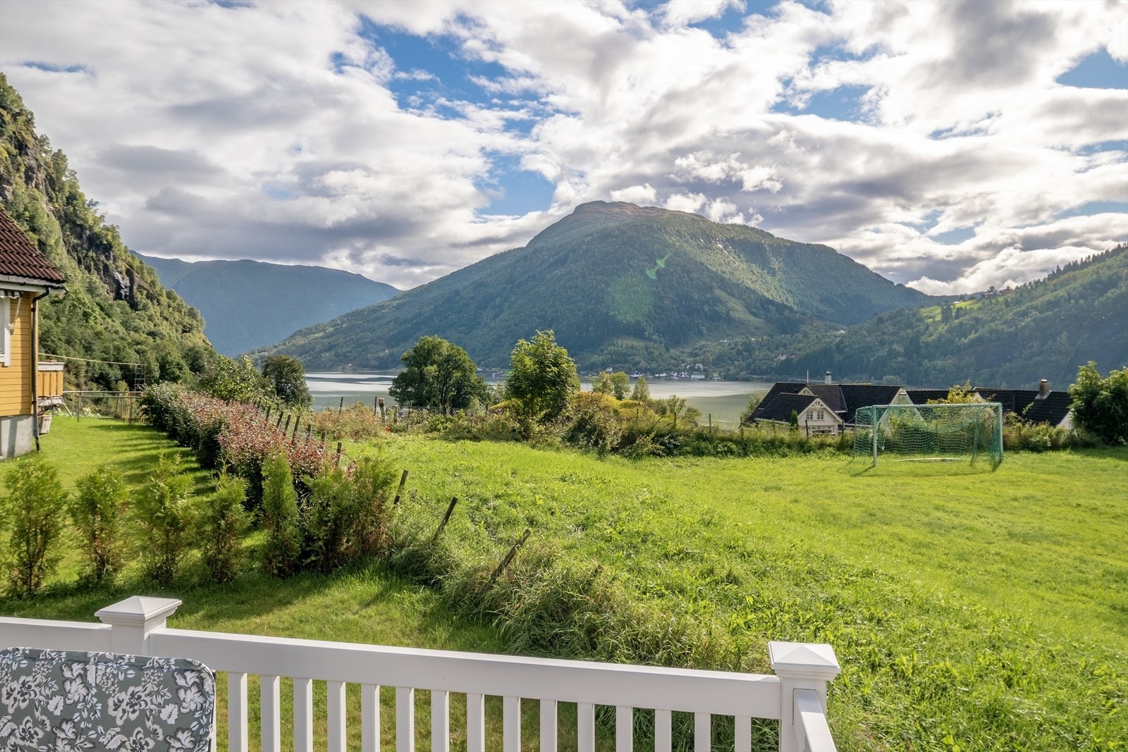 Det er korte avstandar til fjord og fjell i Gaupne, og til Sogn Skisenter på Heggmyrane er det omlag ti minutt i bil, til regionssenteret Sogndal er det 20-25 min. Galleribilde