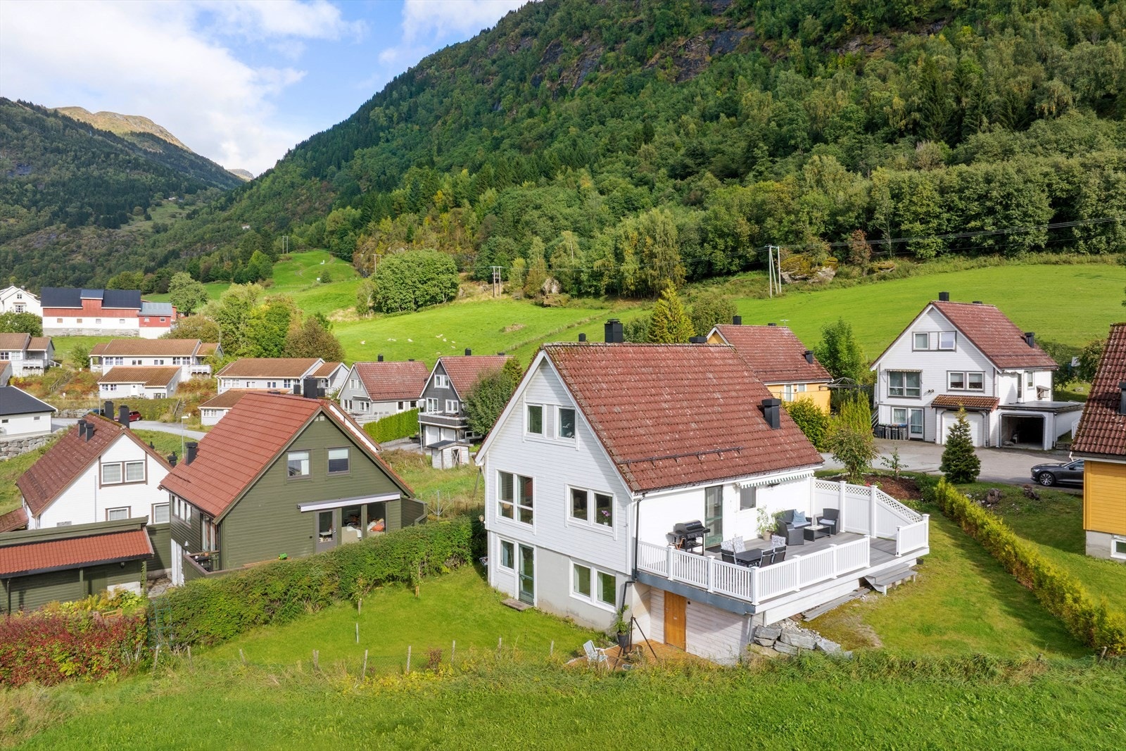 Eigedomen ligg fint til i det etablerte og familievennlege bustadområdet Sandviki i Gaupne. Galleribilde