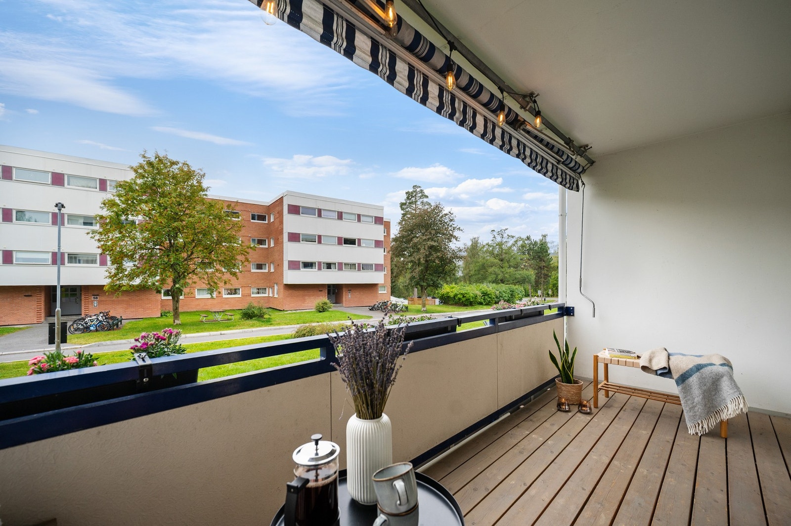 Balkongen har tregulv og er utstyrt med både utebelysning og stikkontakt. Markise gir mulighet for behagelig skjerming på solrike dager. Galleribilde